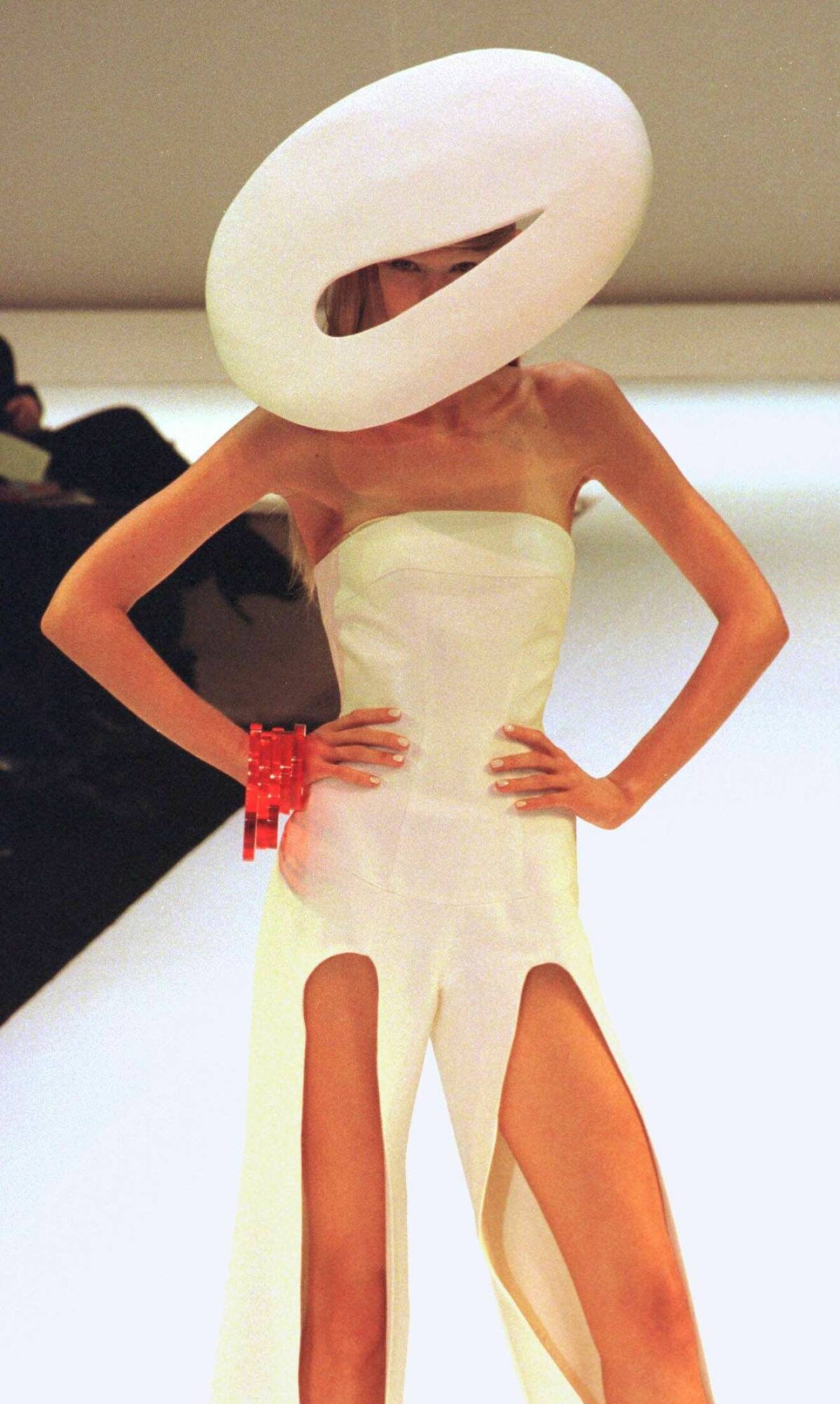Vit look med slits från Thierry Muglers ready to wear-kollektion för våren och sommaren 1999.
