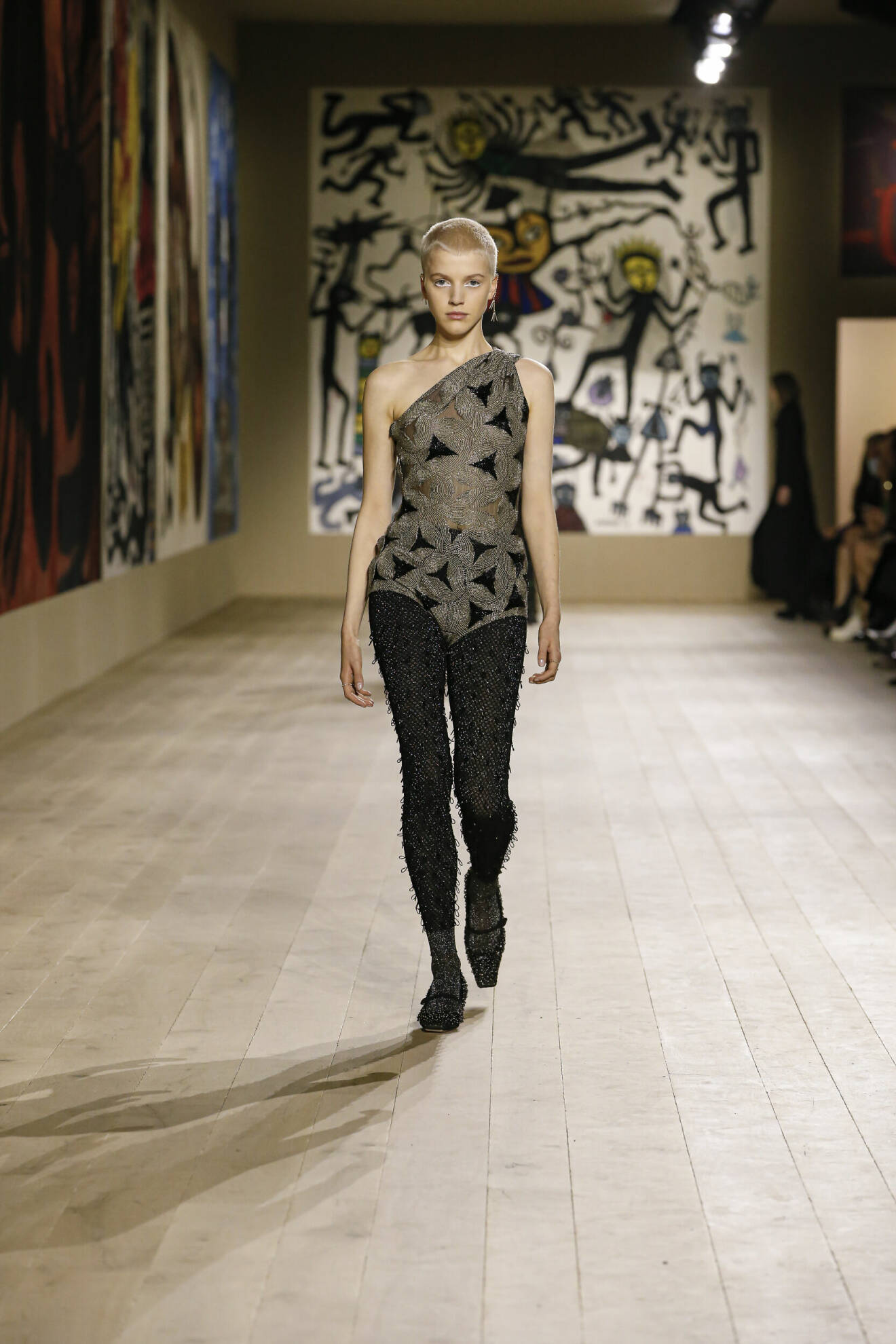 Figurnära enaxlad body med svarta smyckade strumpbyxor från Dior haute couture 2022.