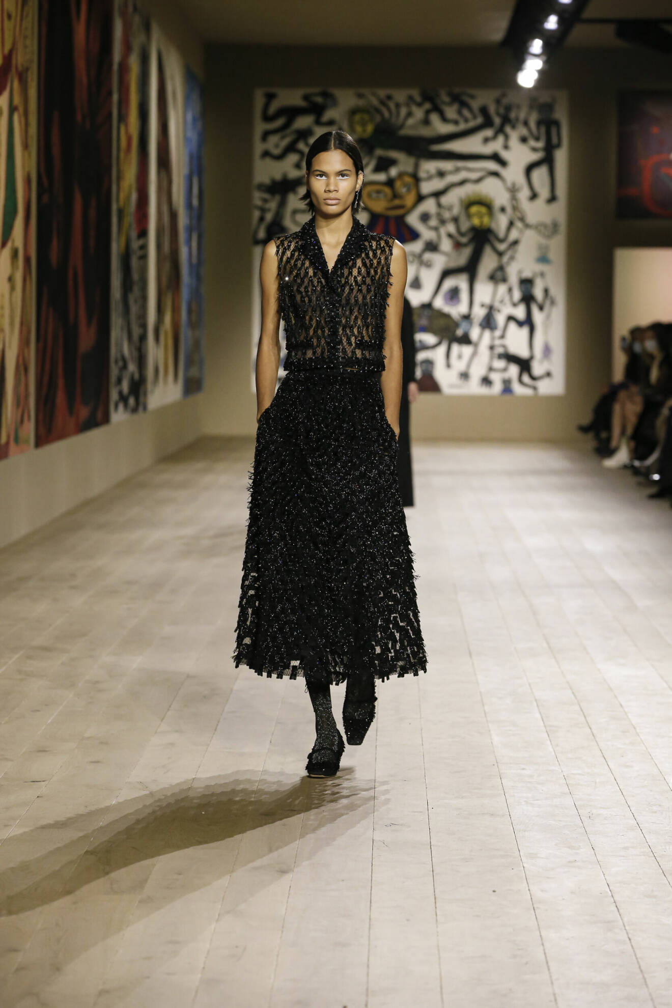 Svart och glittrig klänning utan ärmar från Dior haute couture 2022.