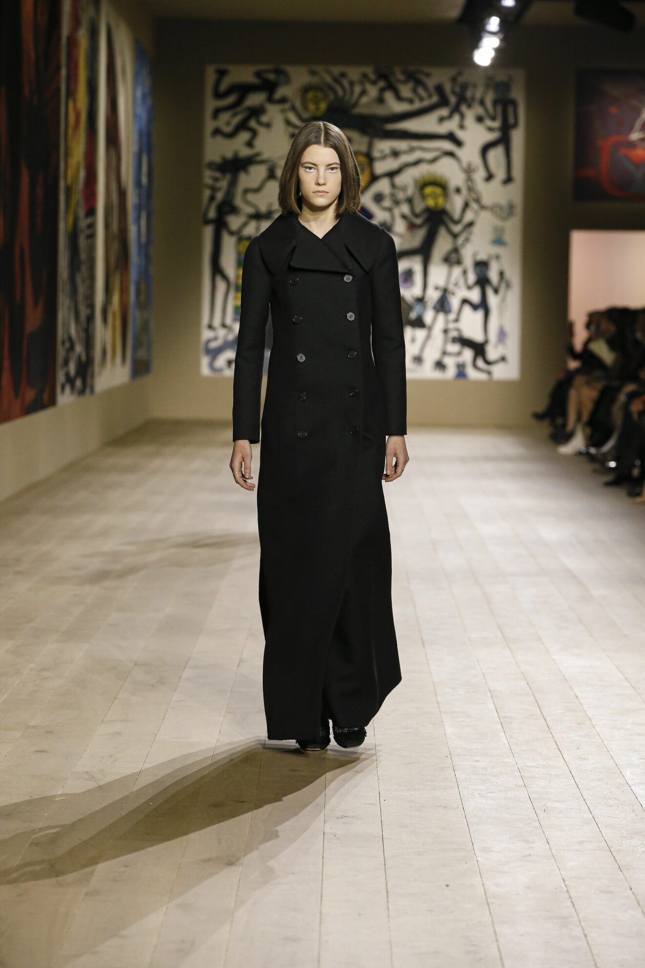 Svart kappa med dubbelknäppning från Dior haute couture 2022.