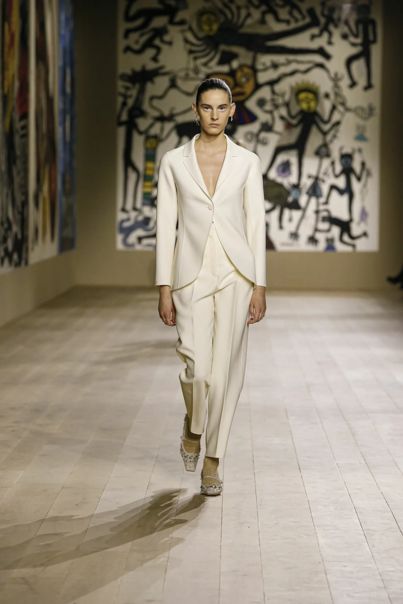 Snygg damkostym i off white från Dior haute couture 2022.