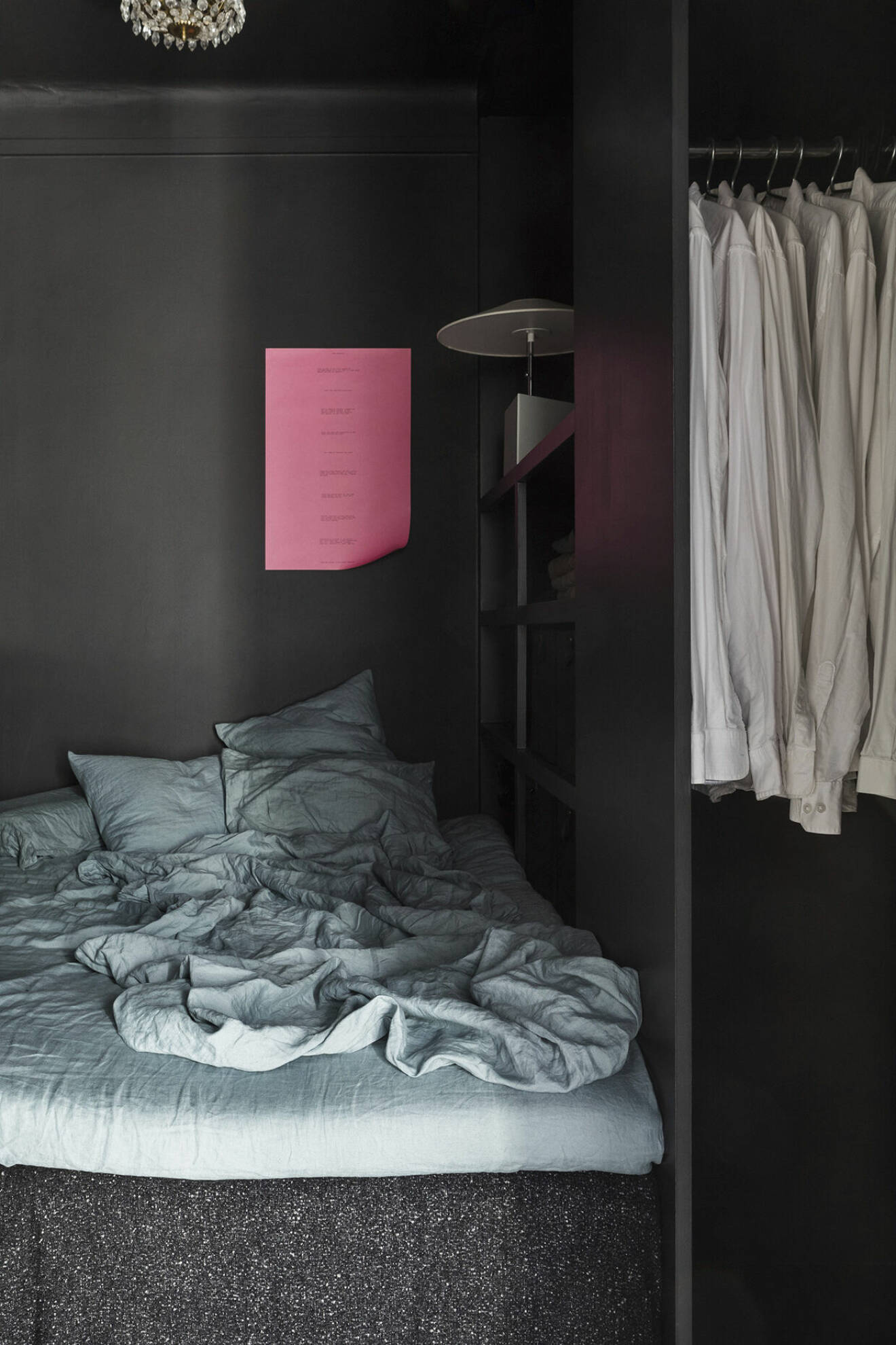 Victor Erlandssons sovrum och garderob är platsbyggt för att maximera utrymmet
