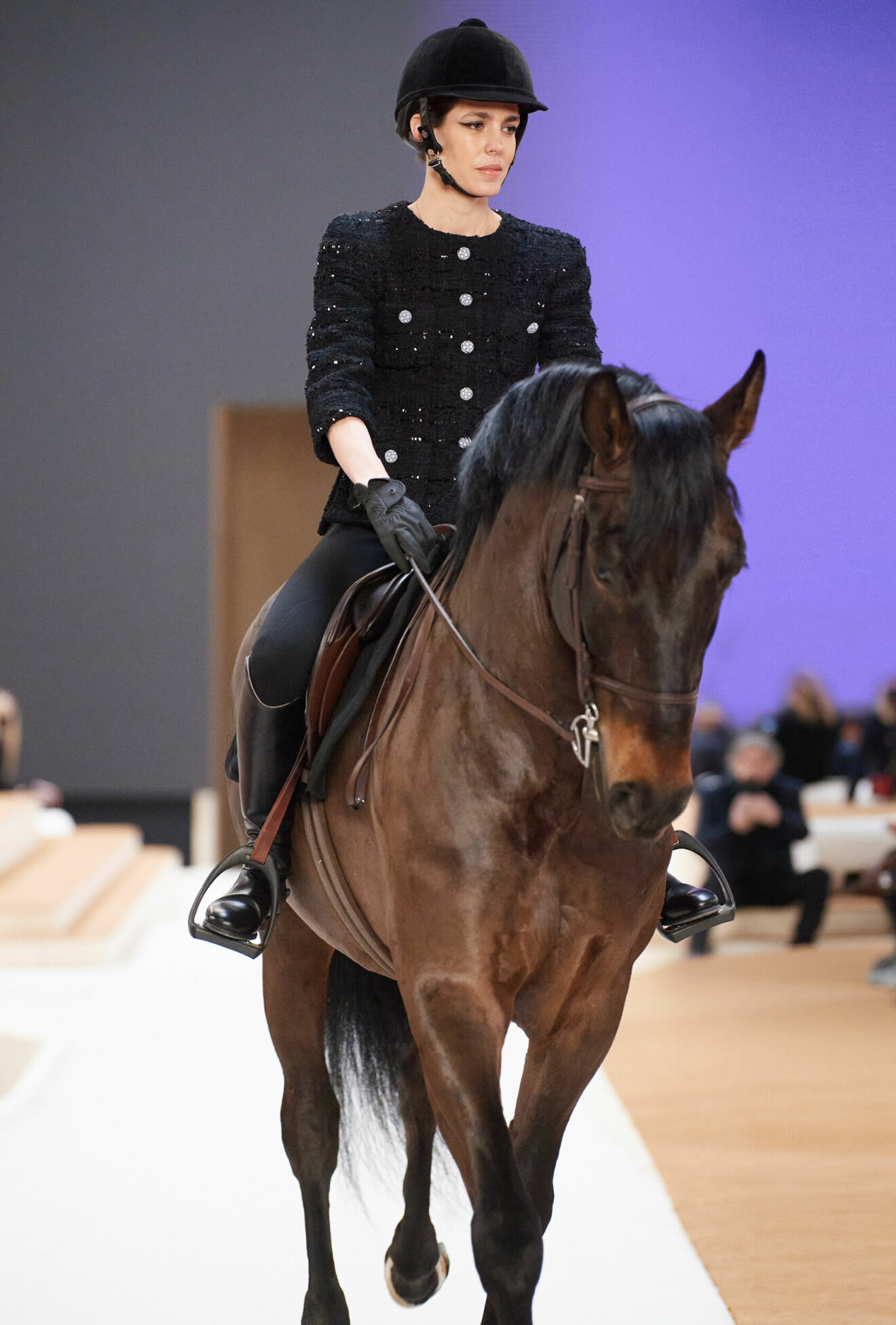 Charlotte Casiraghi öppnar Chanel Haute Couture 2022.