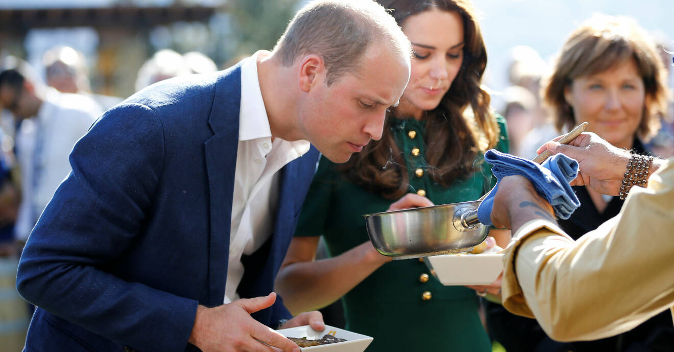 Prins William och Kate äter mat.