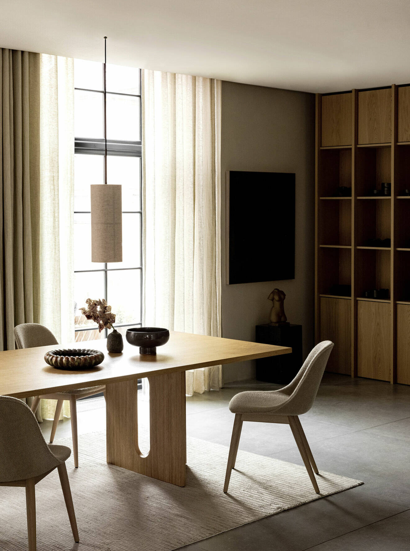 Danska Menu tolkar vårt nya sätt att jobba hemifrån med stilrena möbler i trä