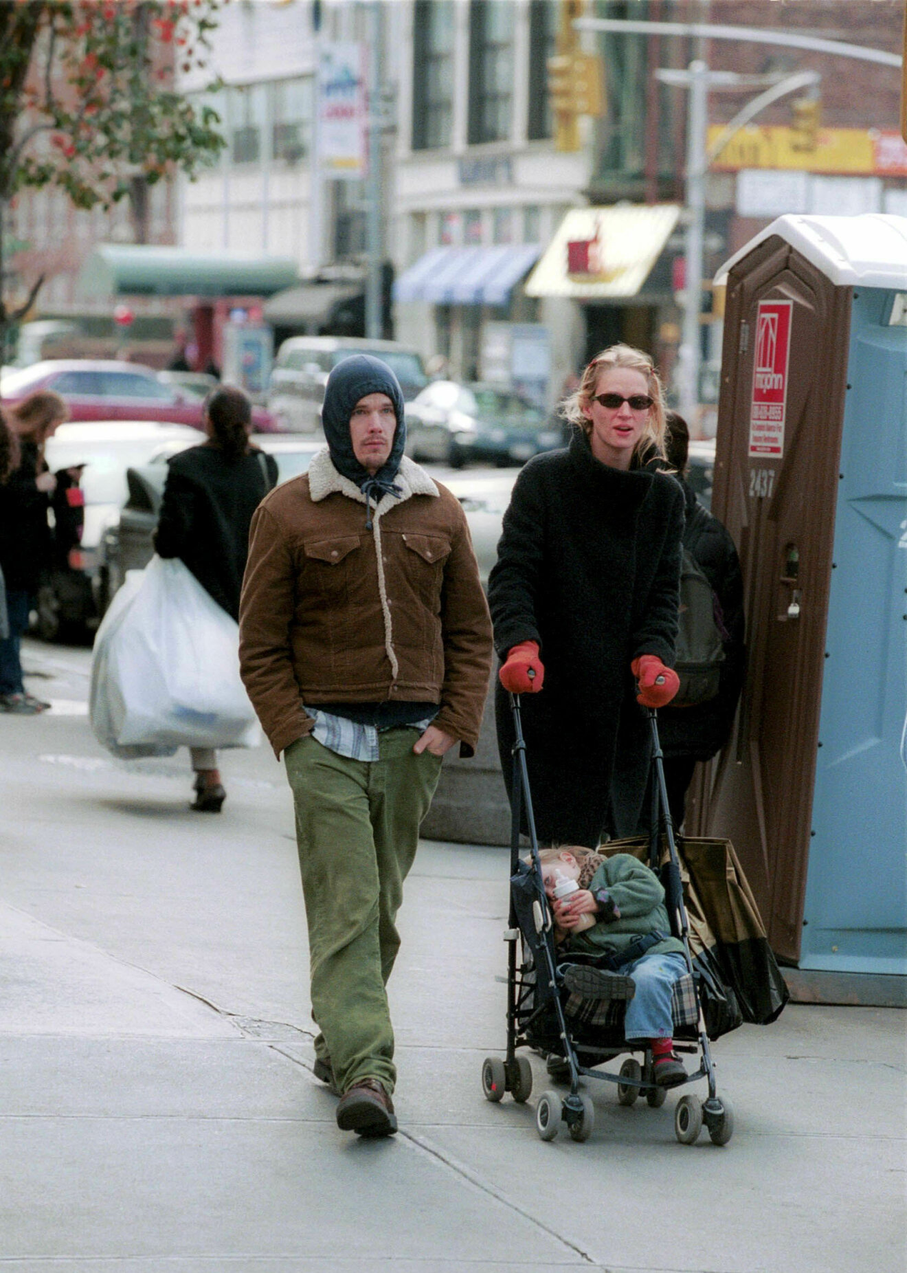 Ethan Hawke och Uma Thurman med barnvagn