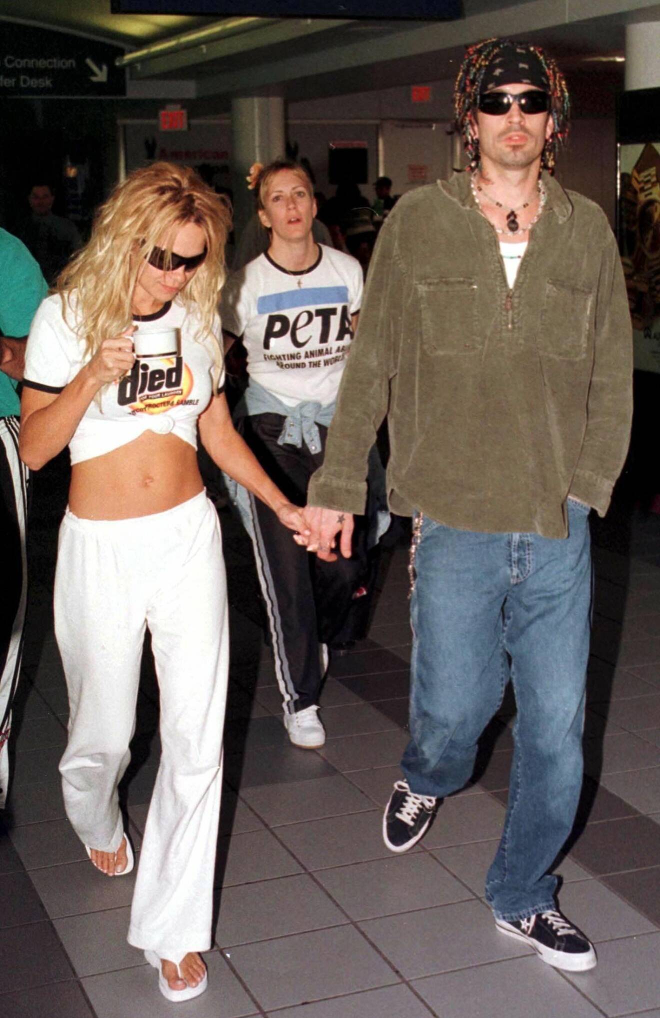 Pamela Anderson och Tommy Lee på Logan airport i Boston, 1999.