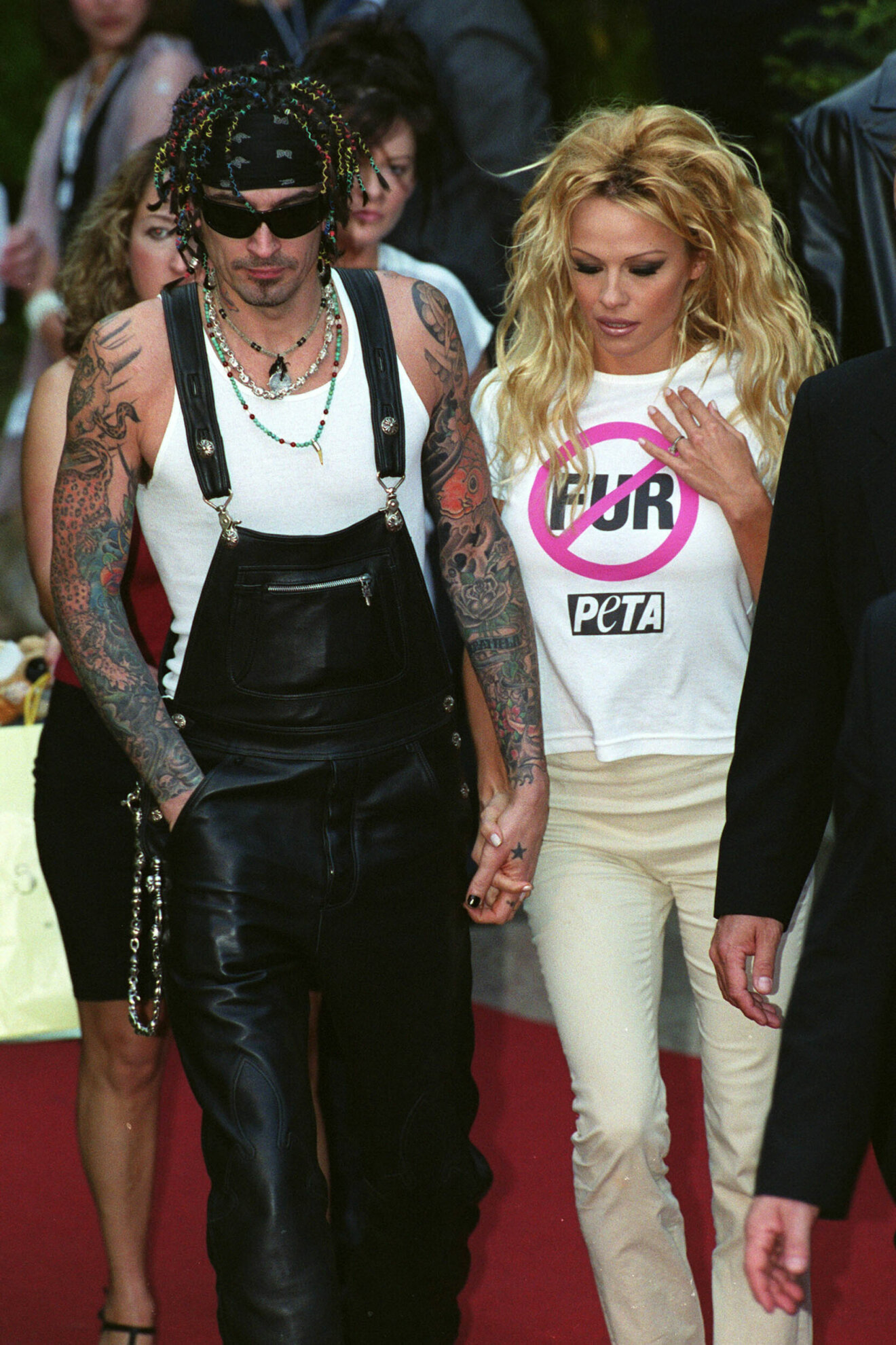 Tommy Lee och Pamela Anderson anländer till World Music Awards, där de senare ska dela ut pris, 1999.