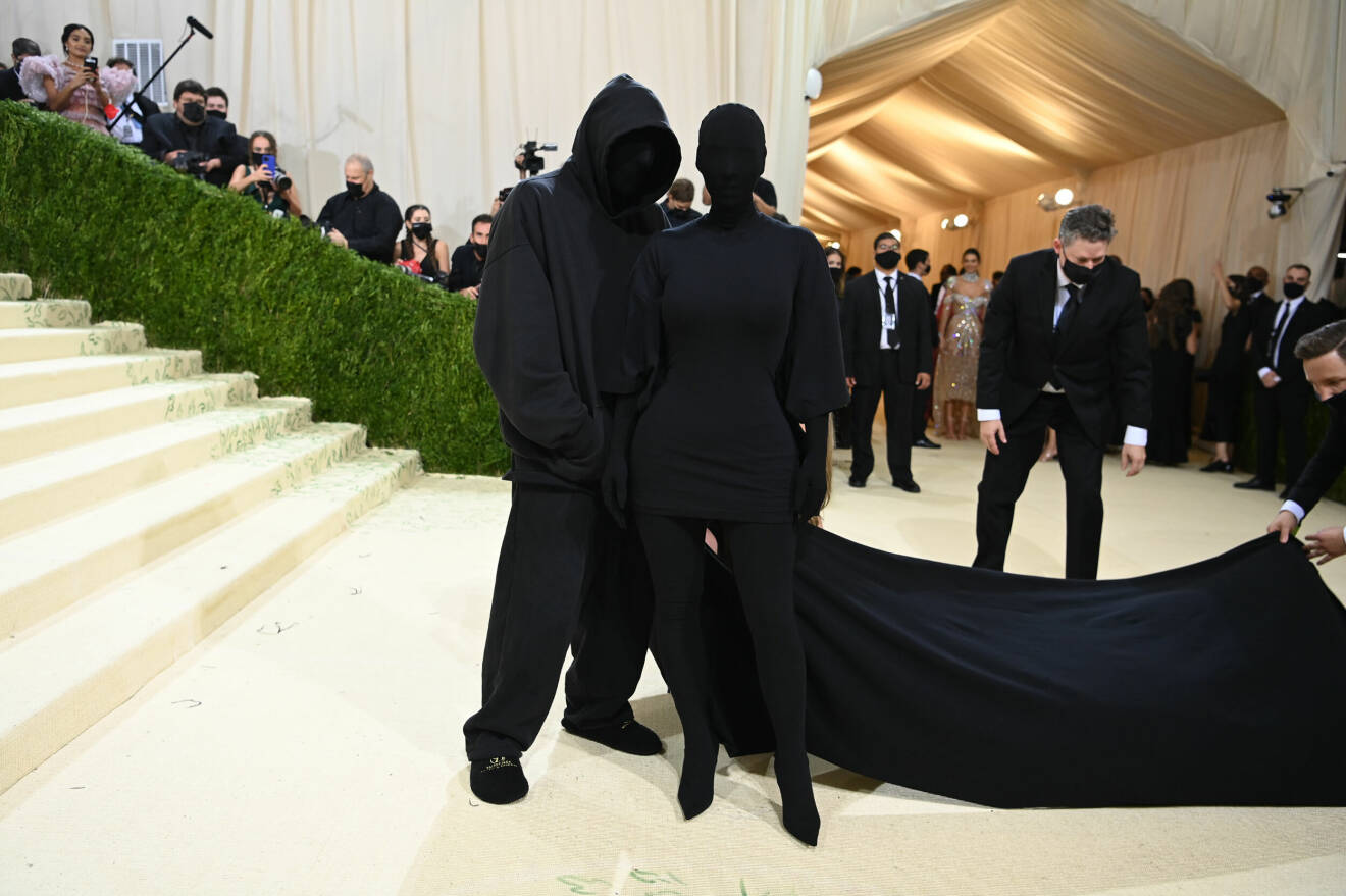 Kim Kardashian och Demna Gvasalia på Metgalan, 2021.