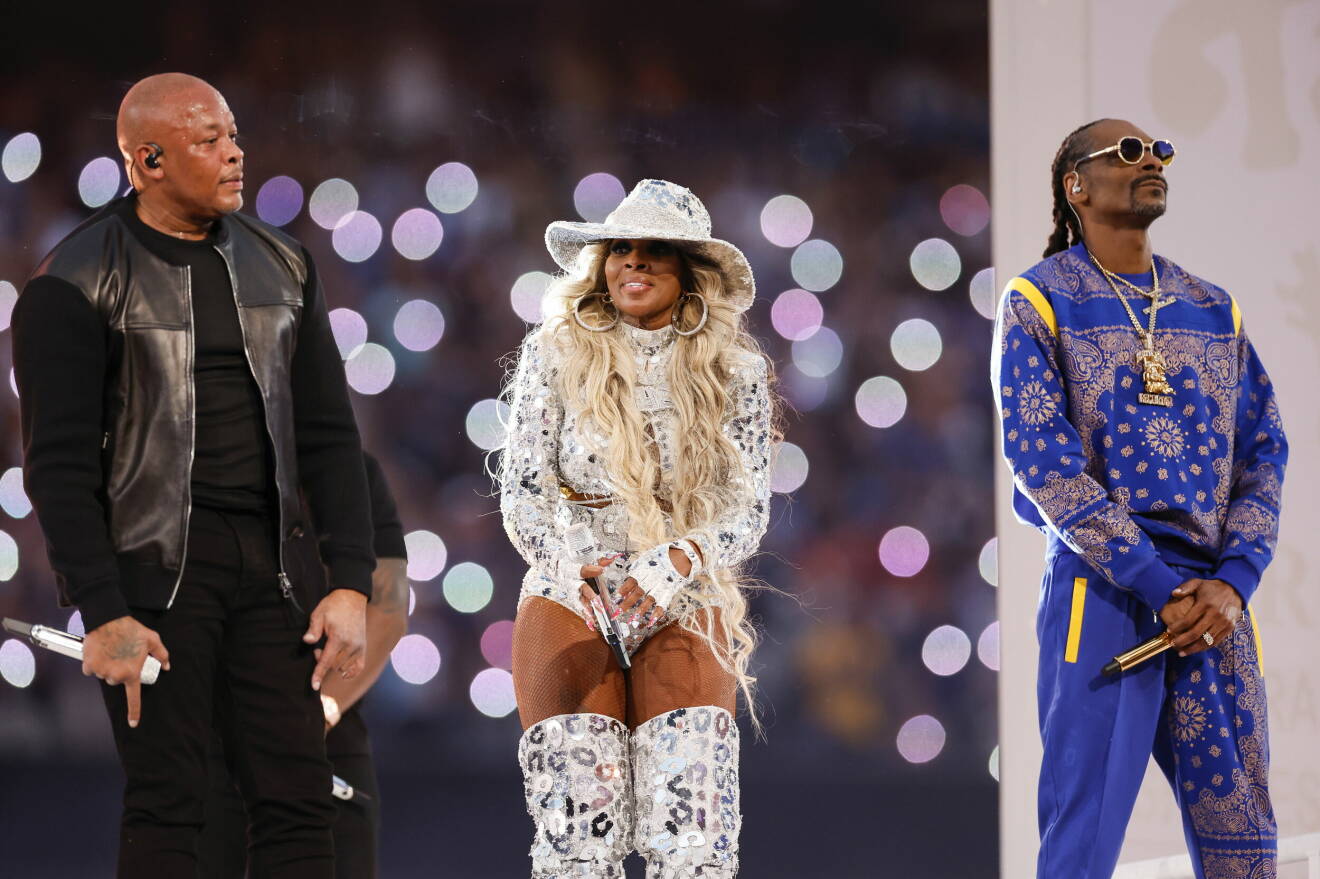 Dr. Dre, Mary J. Blige och Snoop Dogg under halvtidsshowen av Super Bowl 2022.