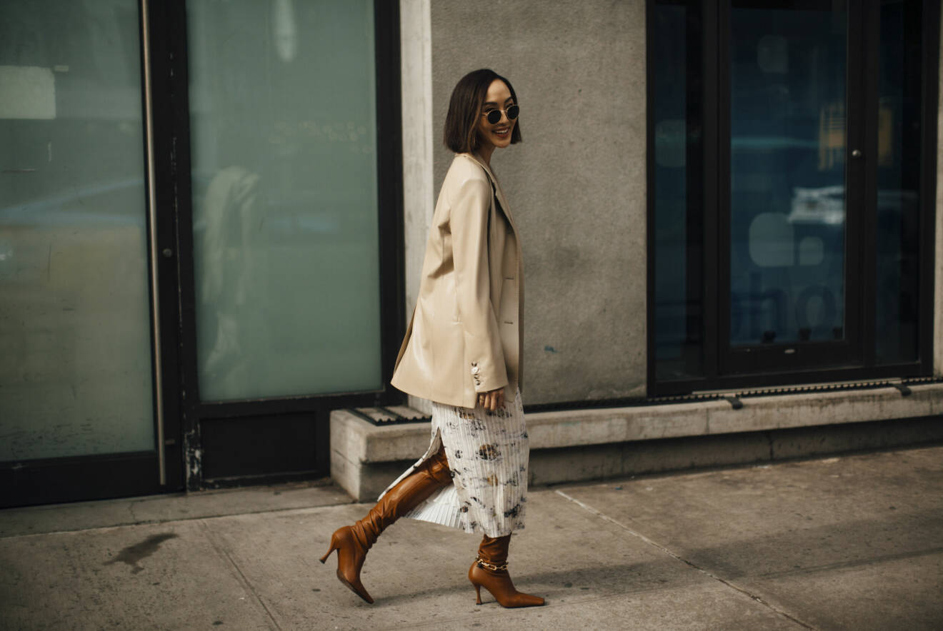 Streetstyle New York Fashion Week AW22 beige stövlar
