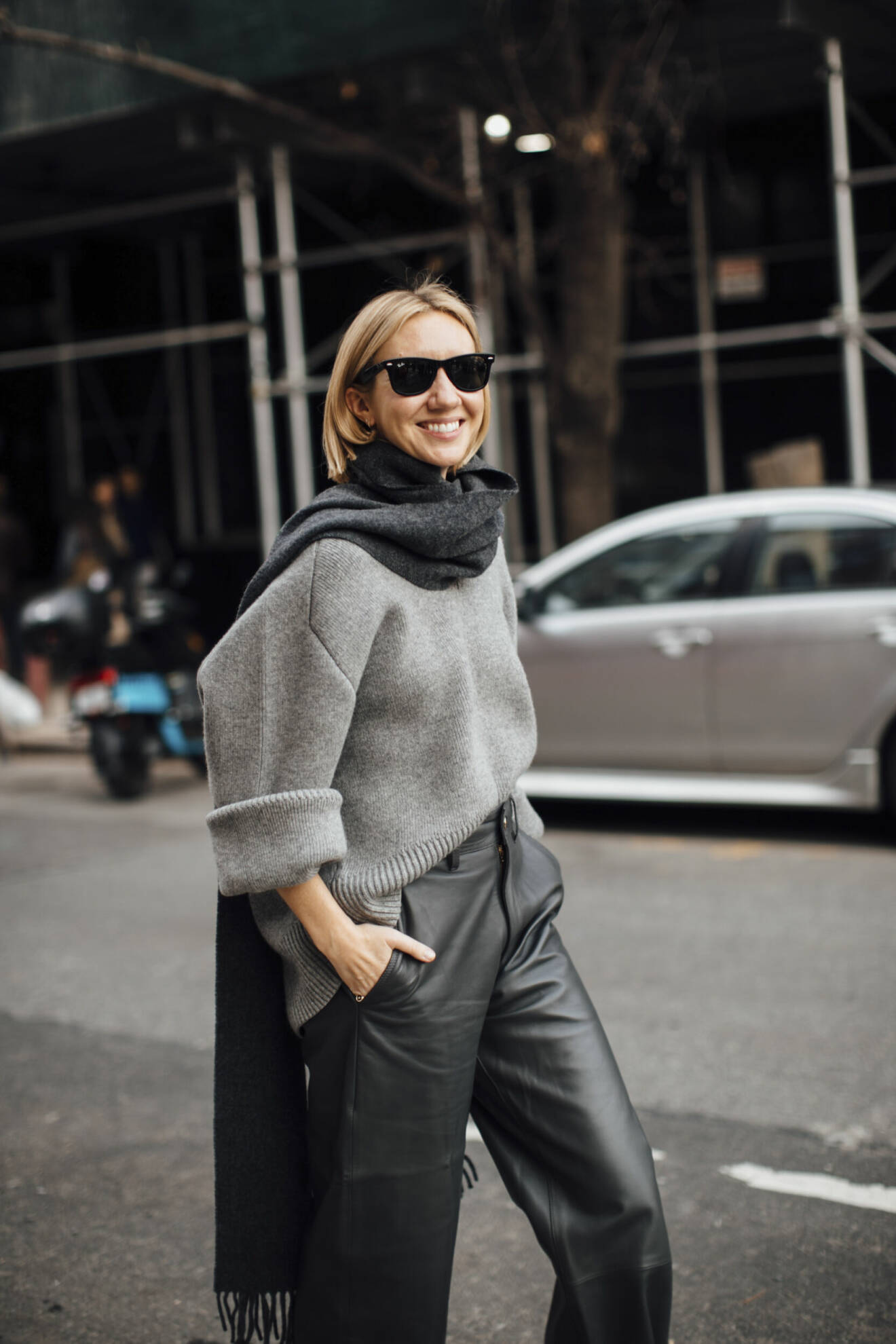 Streetstyle New York Fashion Week AW22 grå look Lisa Aiken.