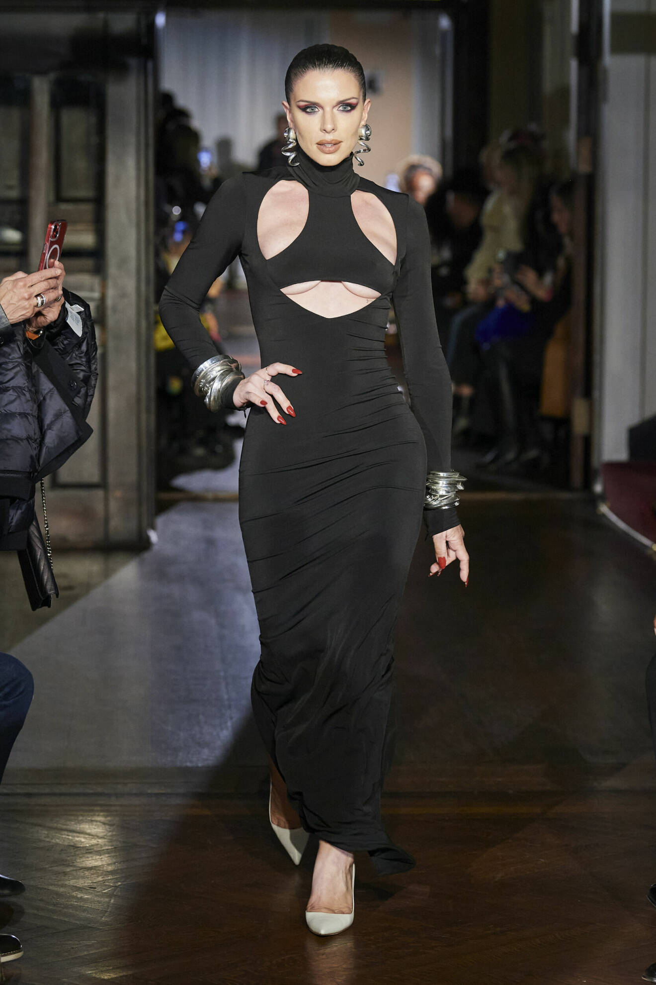Julia Fox öppnade LaQuan Smiths visning av AW22-kollektionen under New York Fashion Week.