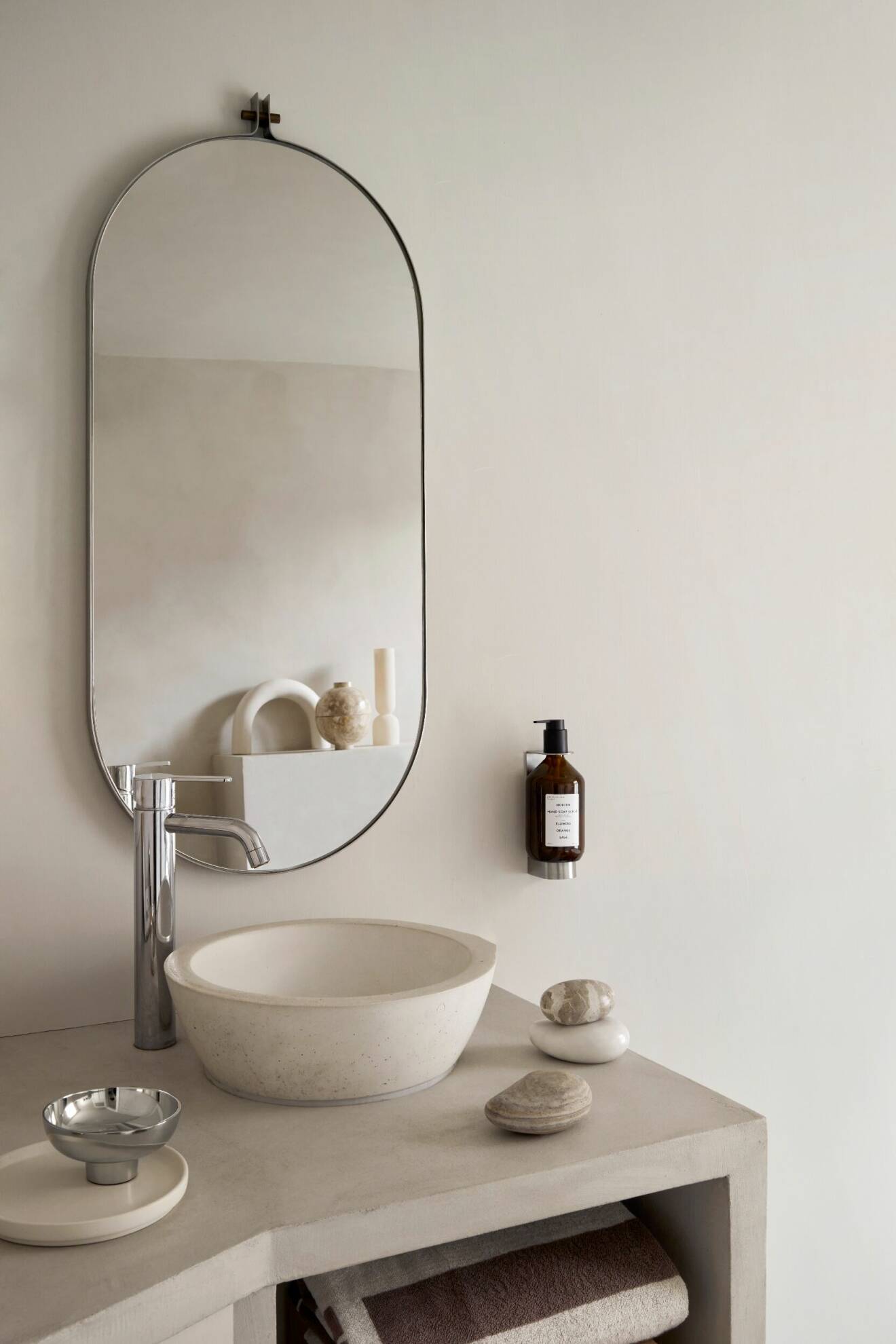 skandinaviskt badrum med minimalistisk inredning