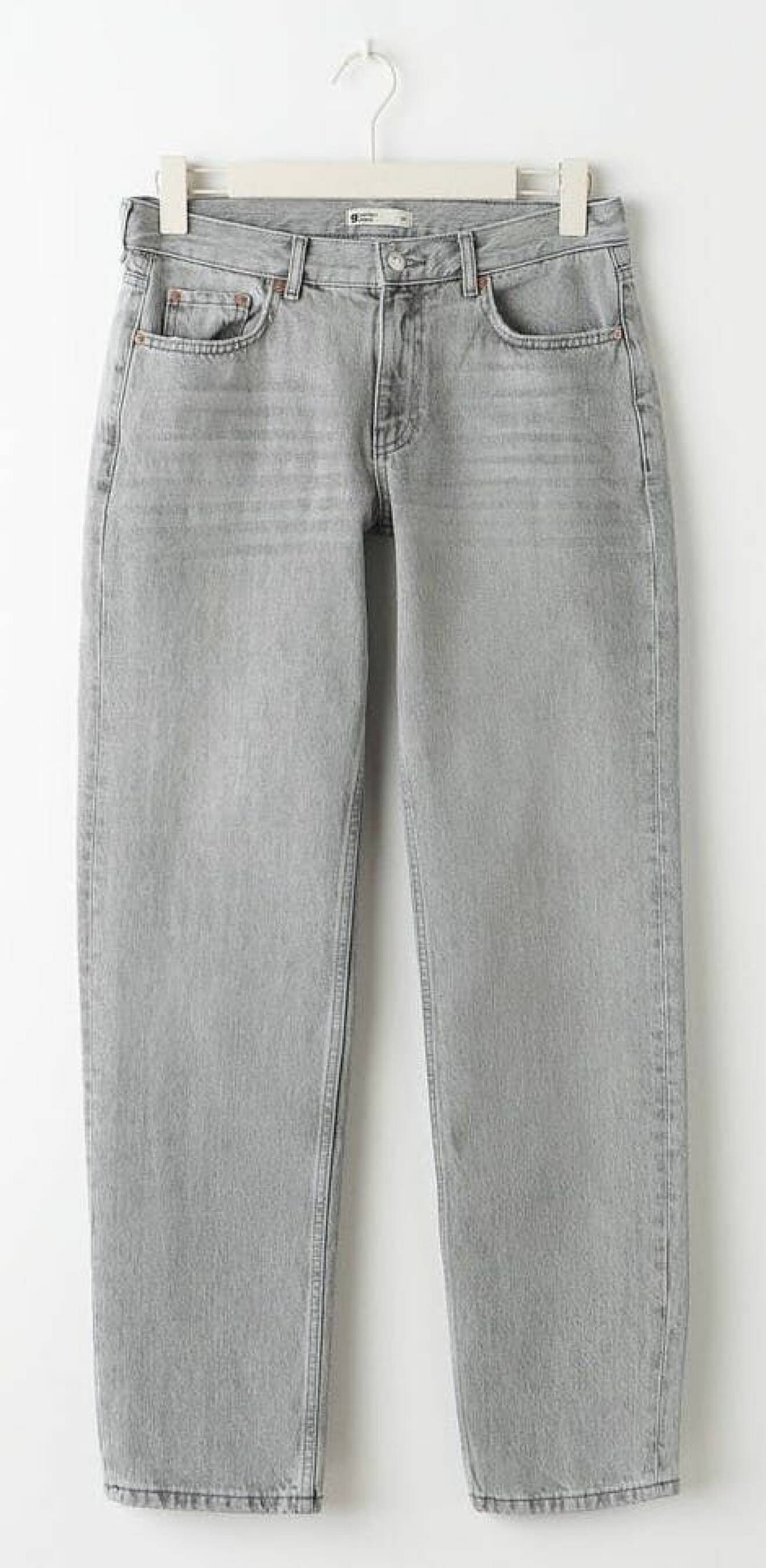 Lågmidjade jeans med raka med i en ljusgrå vårfräsch tvätt.