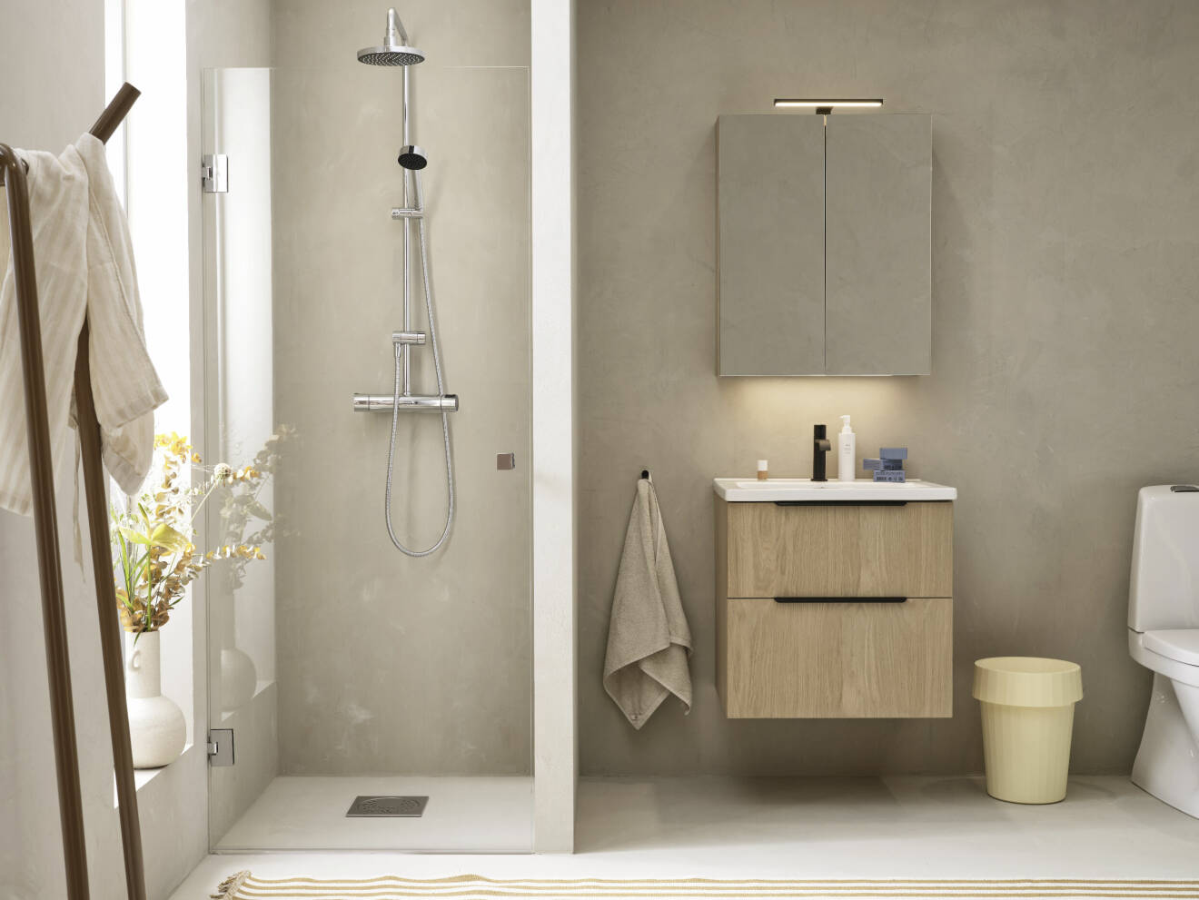 trendig badrumsinredning med vitpigmenterad ek från vedum