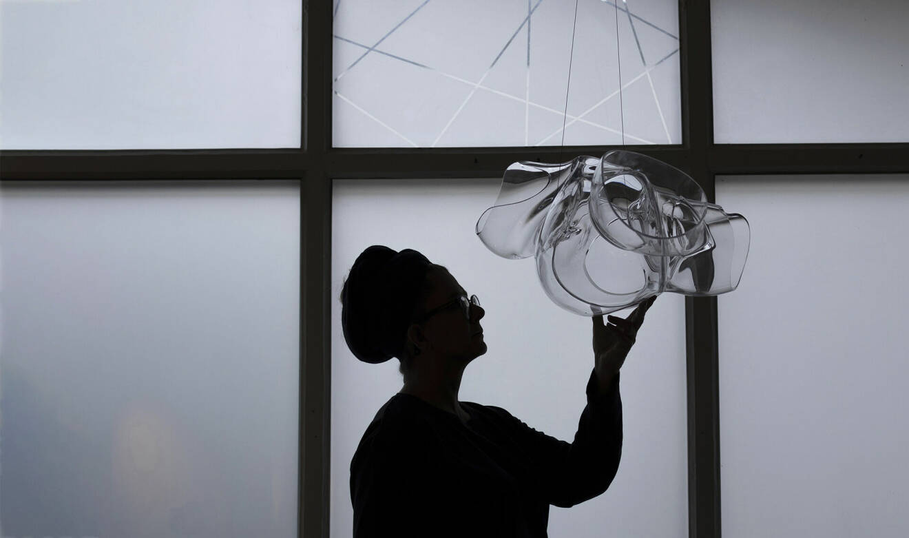 Kosta Boda och Orrefors hyllar den mångsidiga glaskonstnären Lena Bergström med ett exklusivt urval av hennes klassiker genom åren.