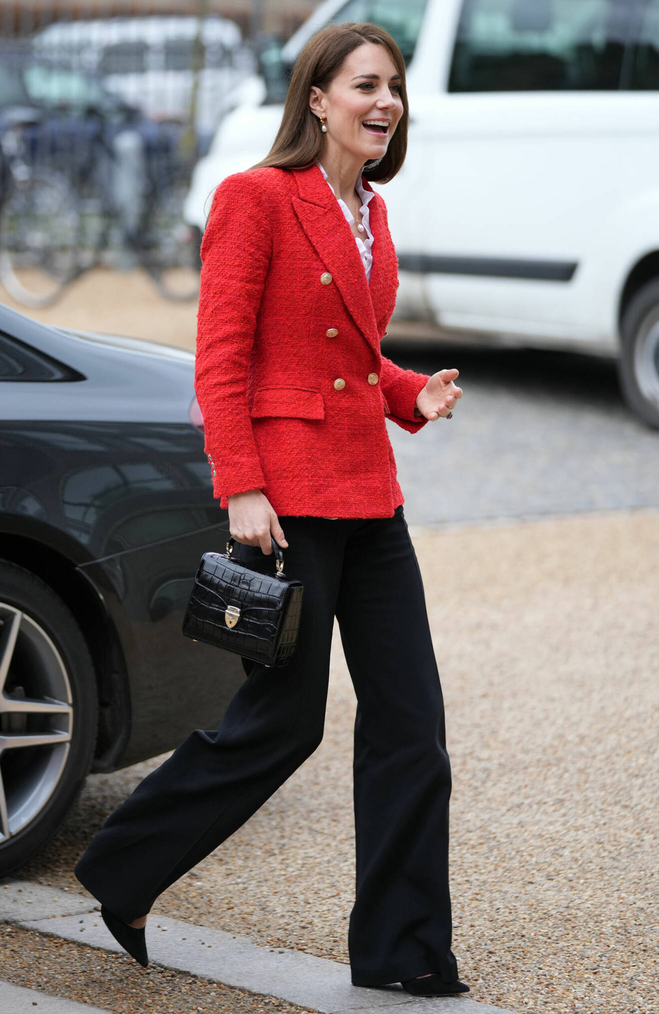 Hertiginnan av Cambridge besöker Danmark och valde dagen till ära att klä sig i landets färger.