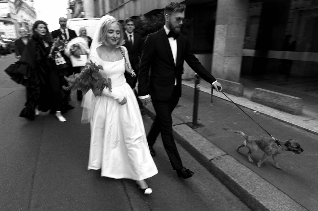 Pandemin satte käppar i hjulet för Fanny och Måns så tillslut gifte de sig på Svenska Ambassaden i Paris