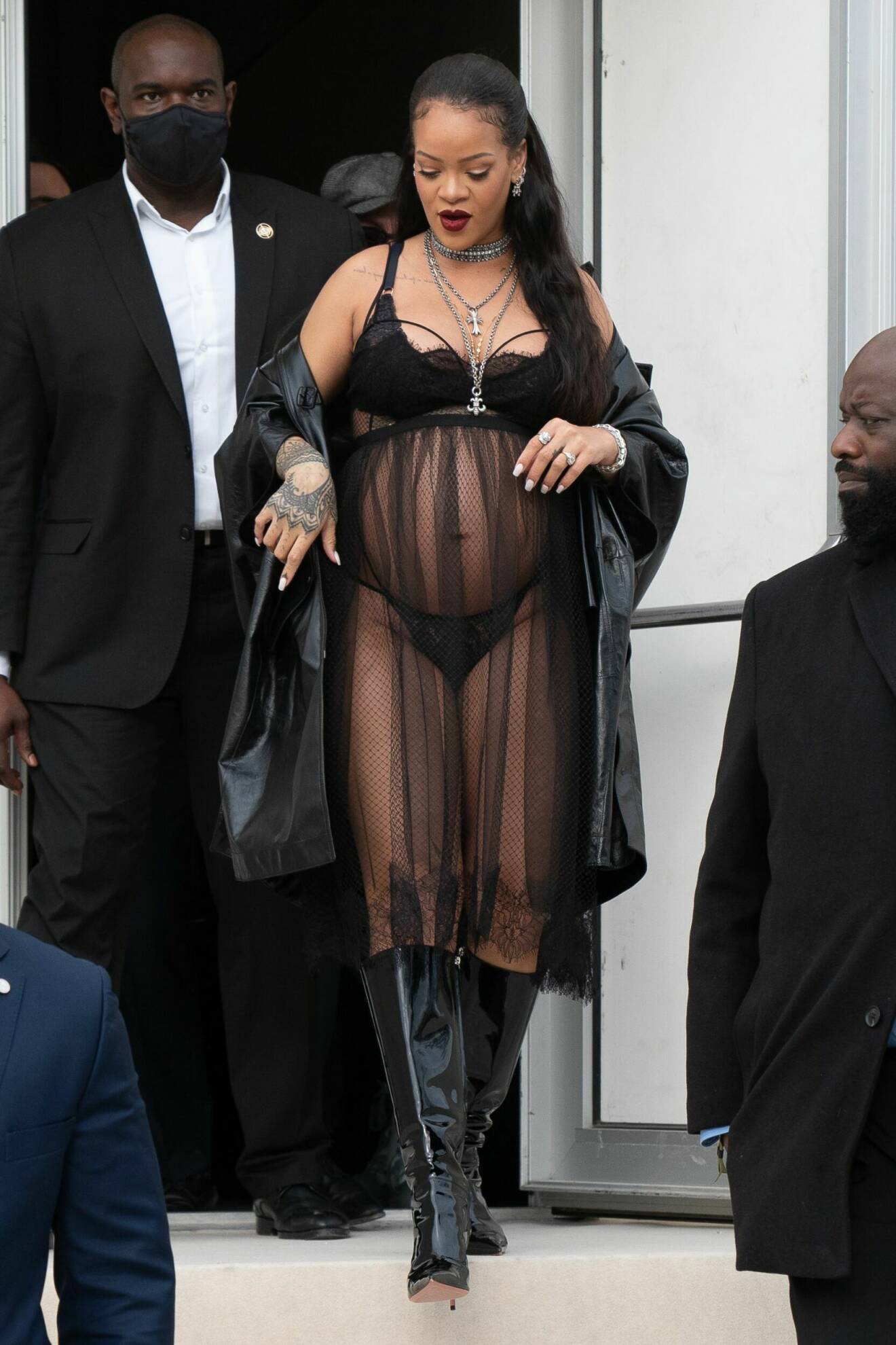 Rihanna på väg till Diors AW22-visning under Paris modevecka.