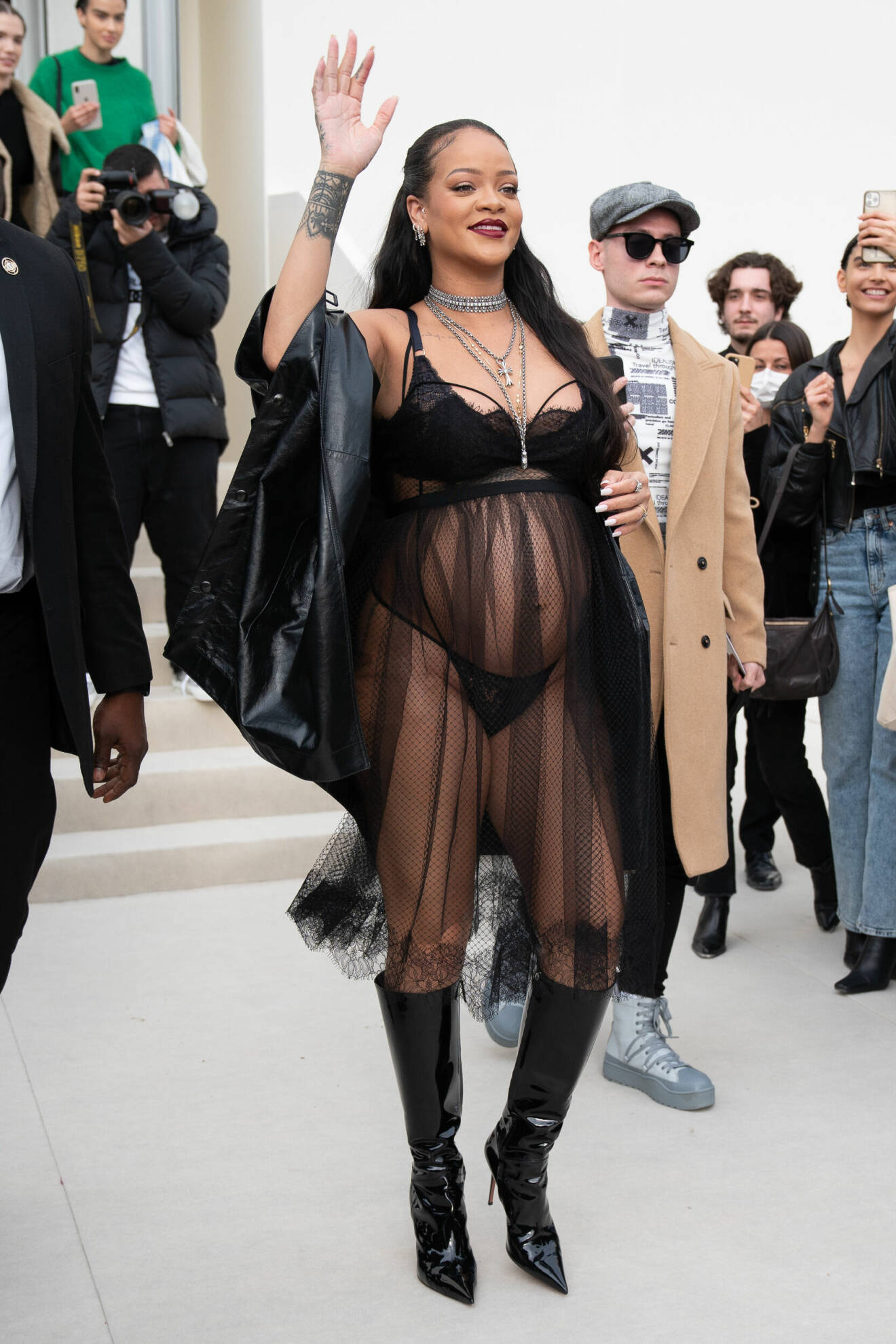 Rihanna visar upp gravidmagen i nakenklänning från Dior