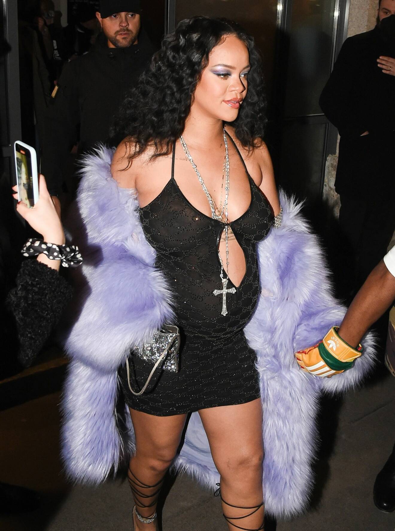 Rihanna iklädd en svart klänning och lika fuskpäls på väg till efterfesten efter Guccis modevisning under Milano Fashion Week, 25 februari 2022.