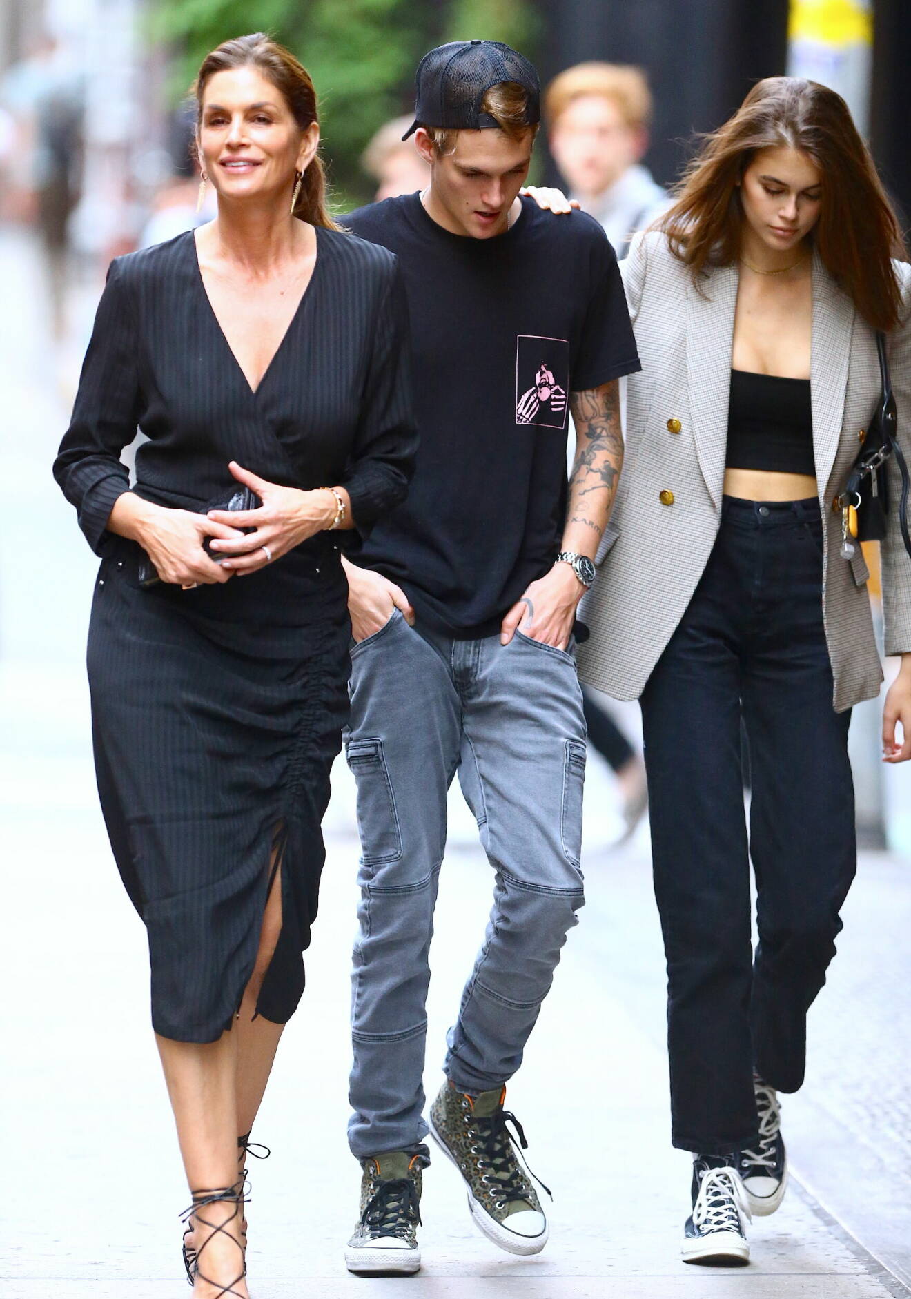 Cindy Crawford med Kaia och sonen Presley i New York, sommaren 2019.