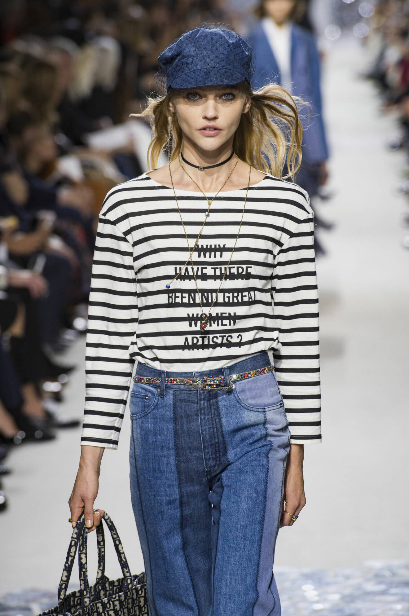 Diors vår- och sommarkollektion 2018 innehöll en tröja med feministiskt budskap.