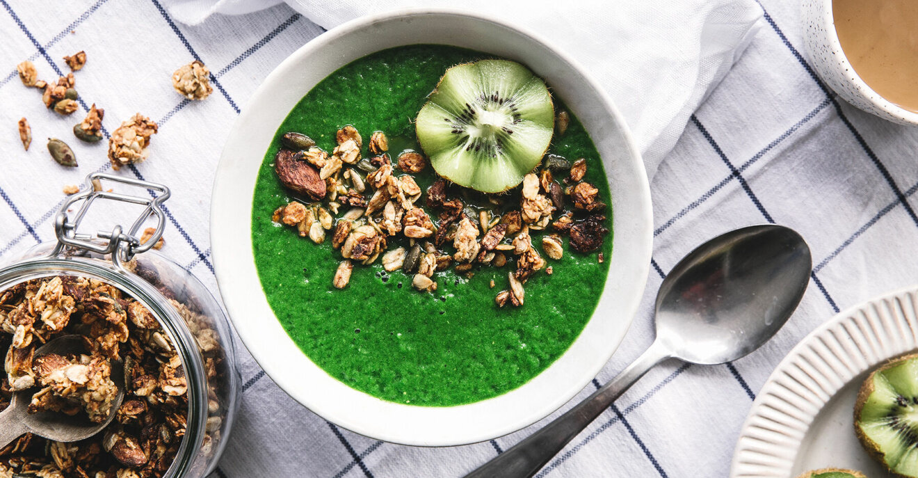 Recept på grön smoothie-bowl med granola