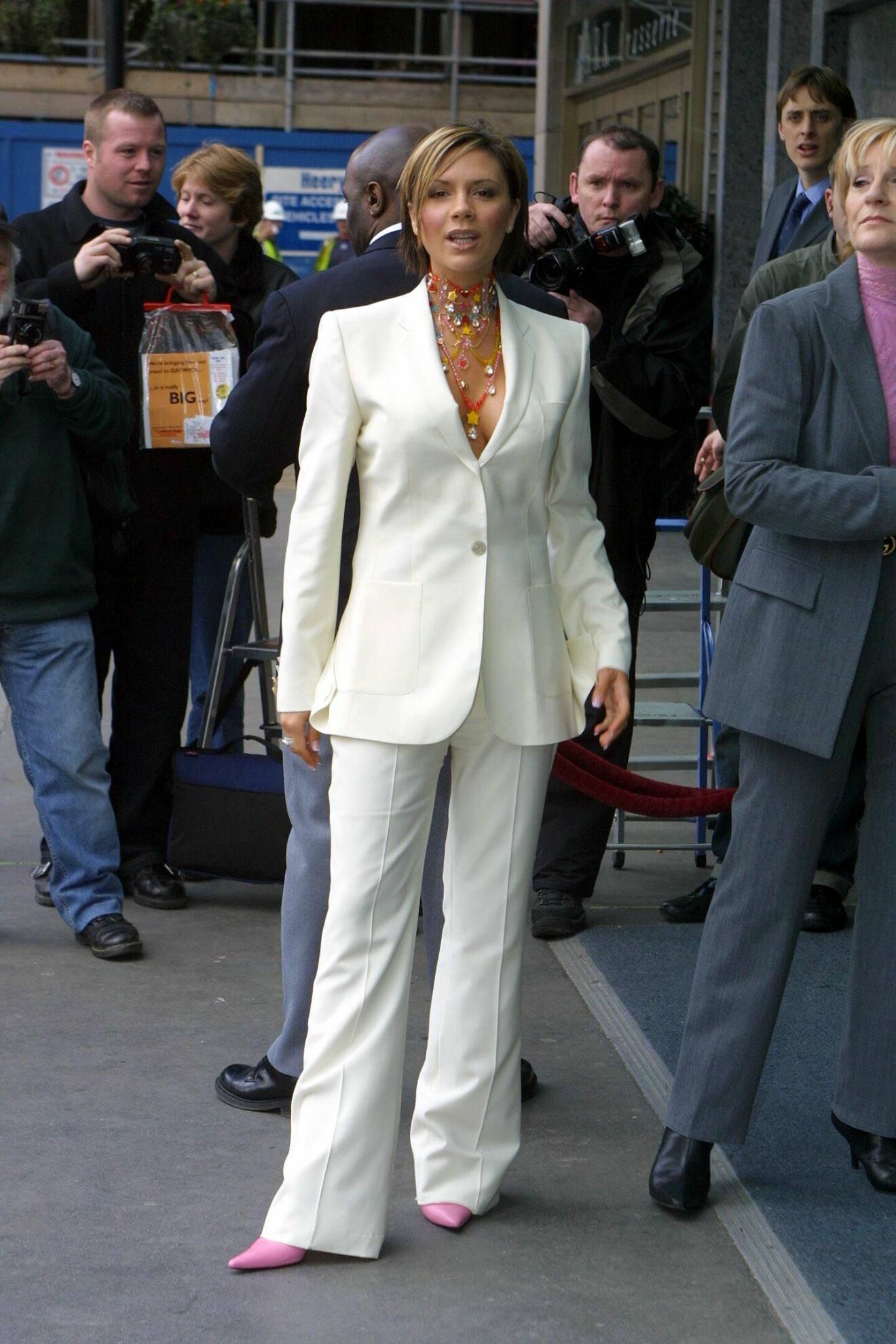 Victoria Beckham i vit kostym, 2002.