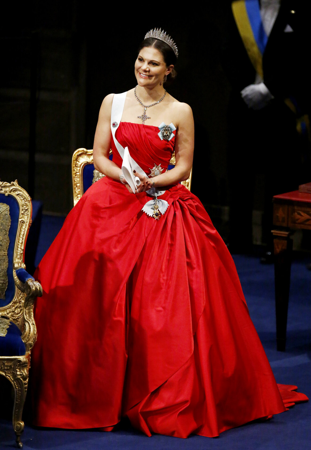 Kronprinsessan Victoria vid Nobelfesten 2014 i en röd klänning.