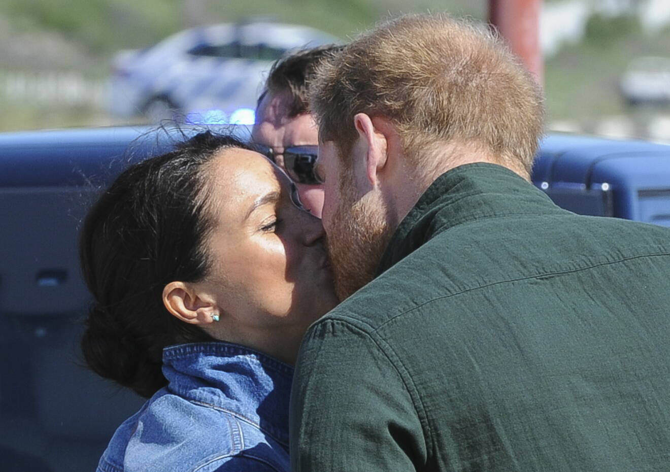 Meghan och prins Harry kysser varandra offentligt.