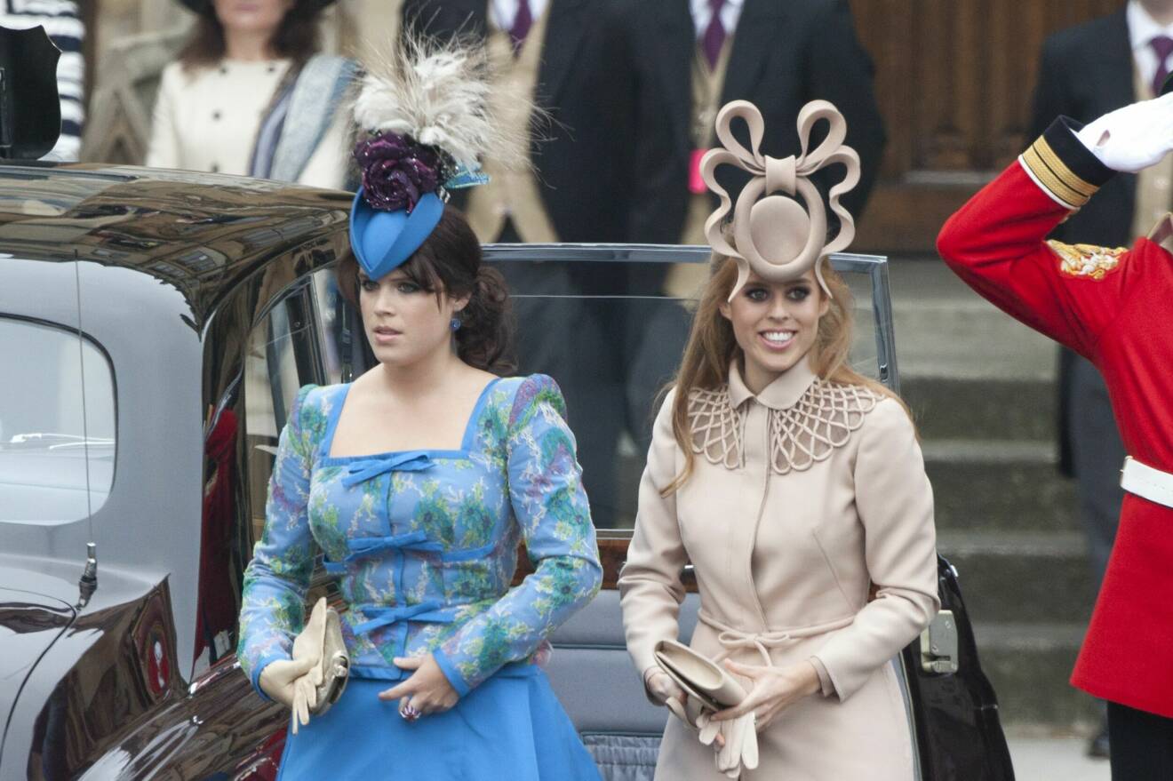 Prinsessorna Beatrice och Eugenie vid prins William och Kates bröllop 2011.
