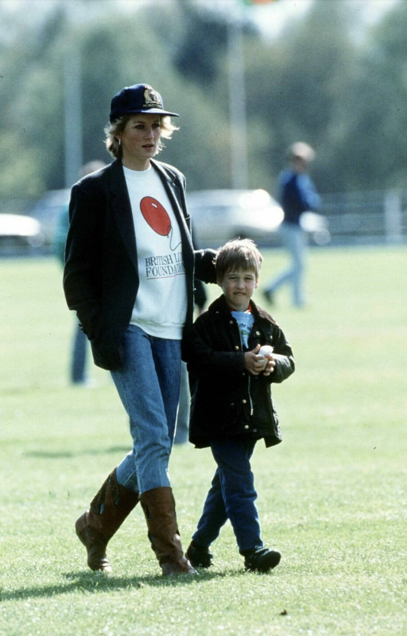 Diana i jeans, kavaj, sweatshirt och keps på hästpolo 1988
