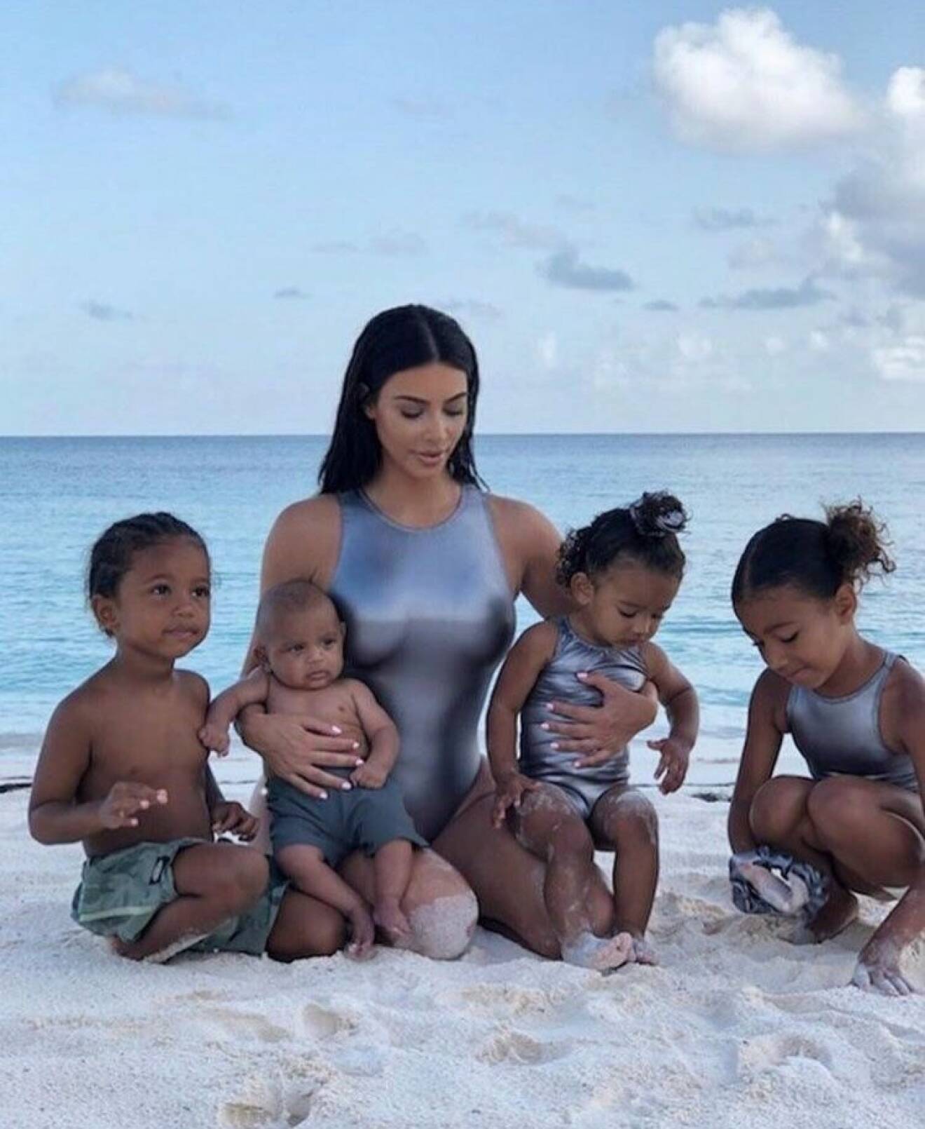 kim kardashian med fyra barn