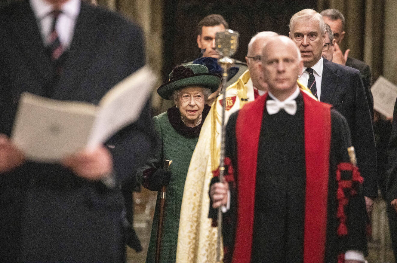 Drottning Elizabeth gick in i Westminster Abbey tillsammans med sin son prins Andrew.