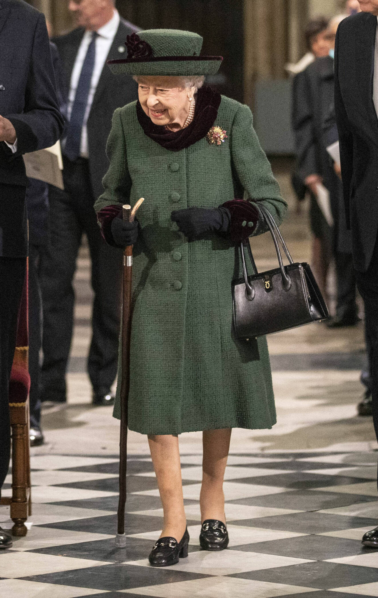 Drottning Elizabeth i grön kappa och hatt vid prins Philips minnesceremoni.