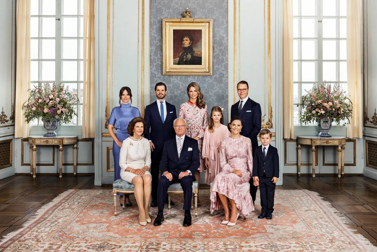 Prinsessan Sofia, prins Carl Philip, prinsessan Madeleine, prins Daniel, drottning Silvia, kung Carl Gustaf, kronprinsessan Victoria och prins Oscar.