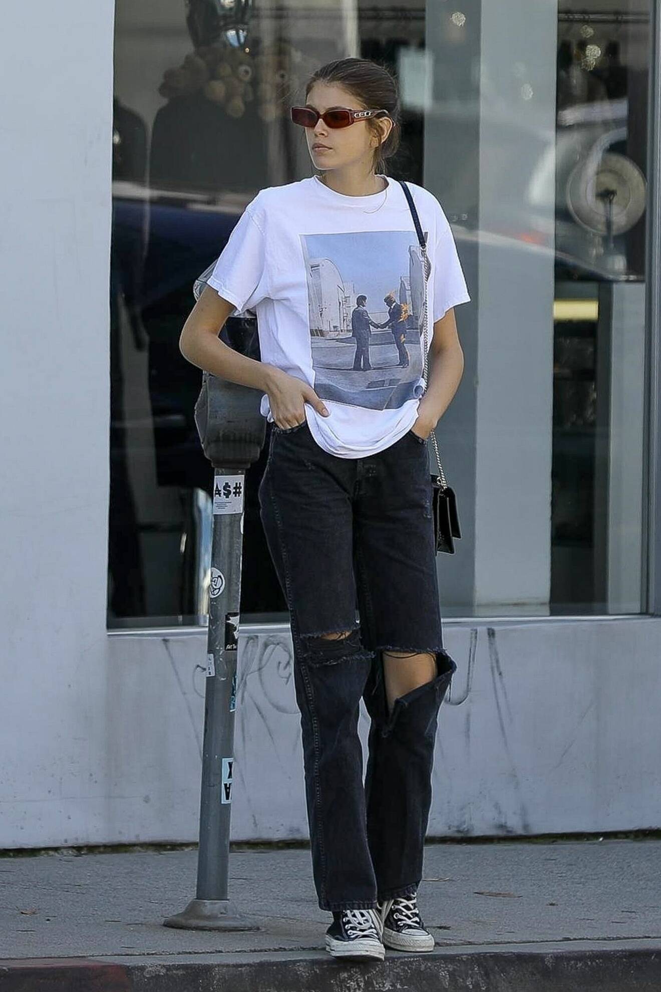 Kaia Gerber jeans och t-shirt