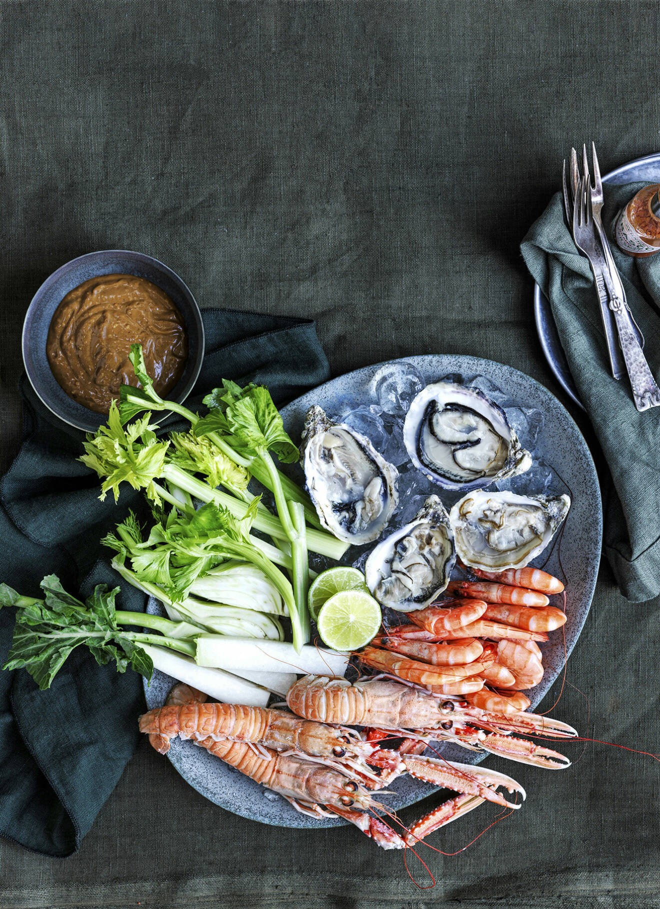 Börja middagen med en lyxig skaldjurstallrik med misomajo