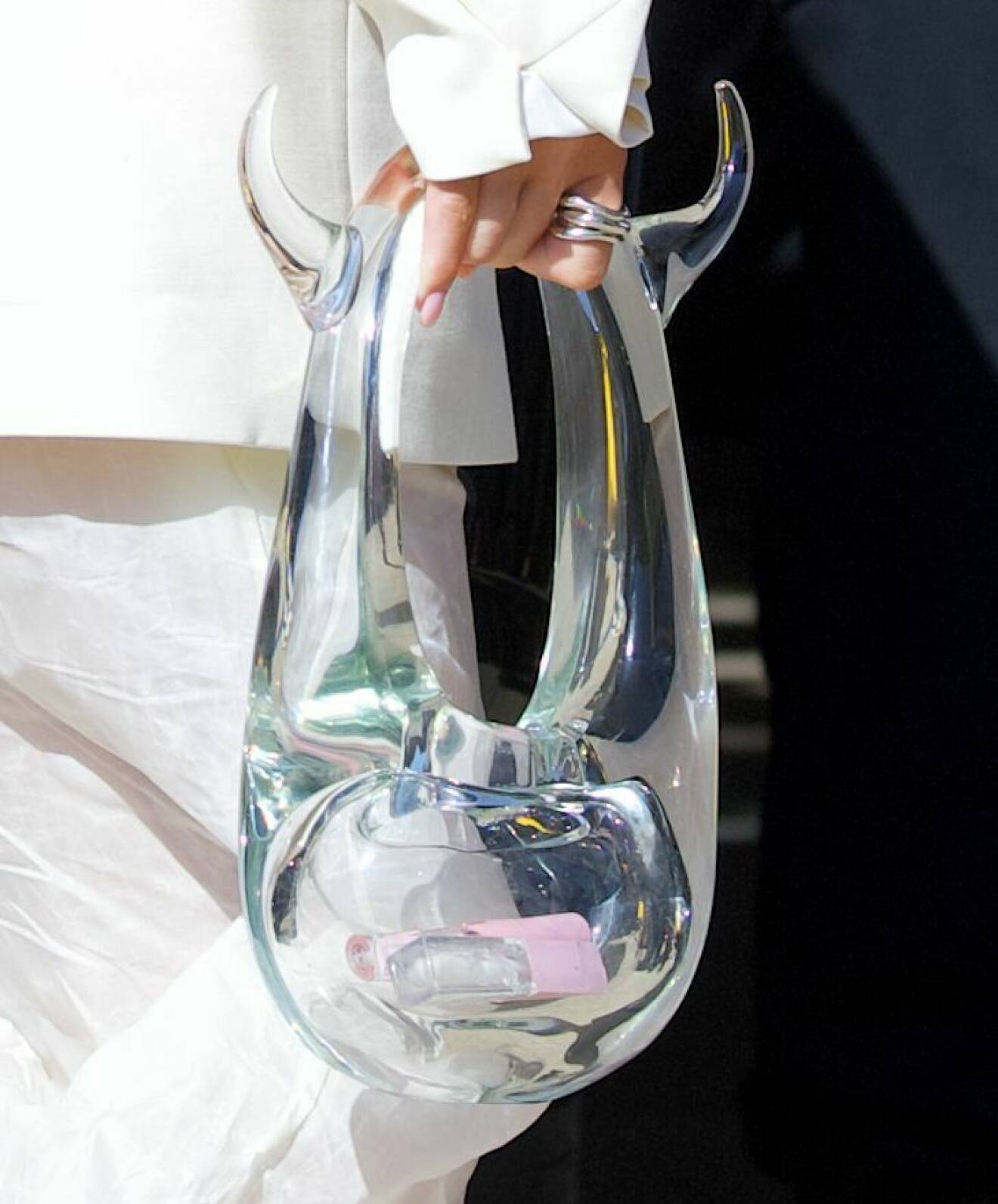 Glasväskan från Coperni x Heven bärs av Kylie Jenner