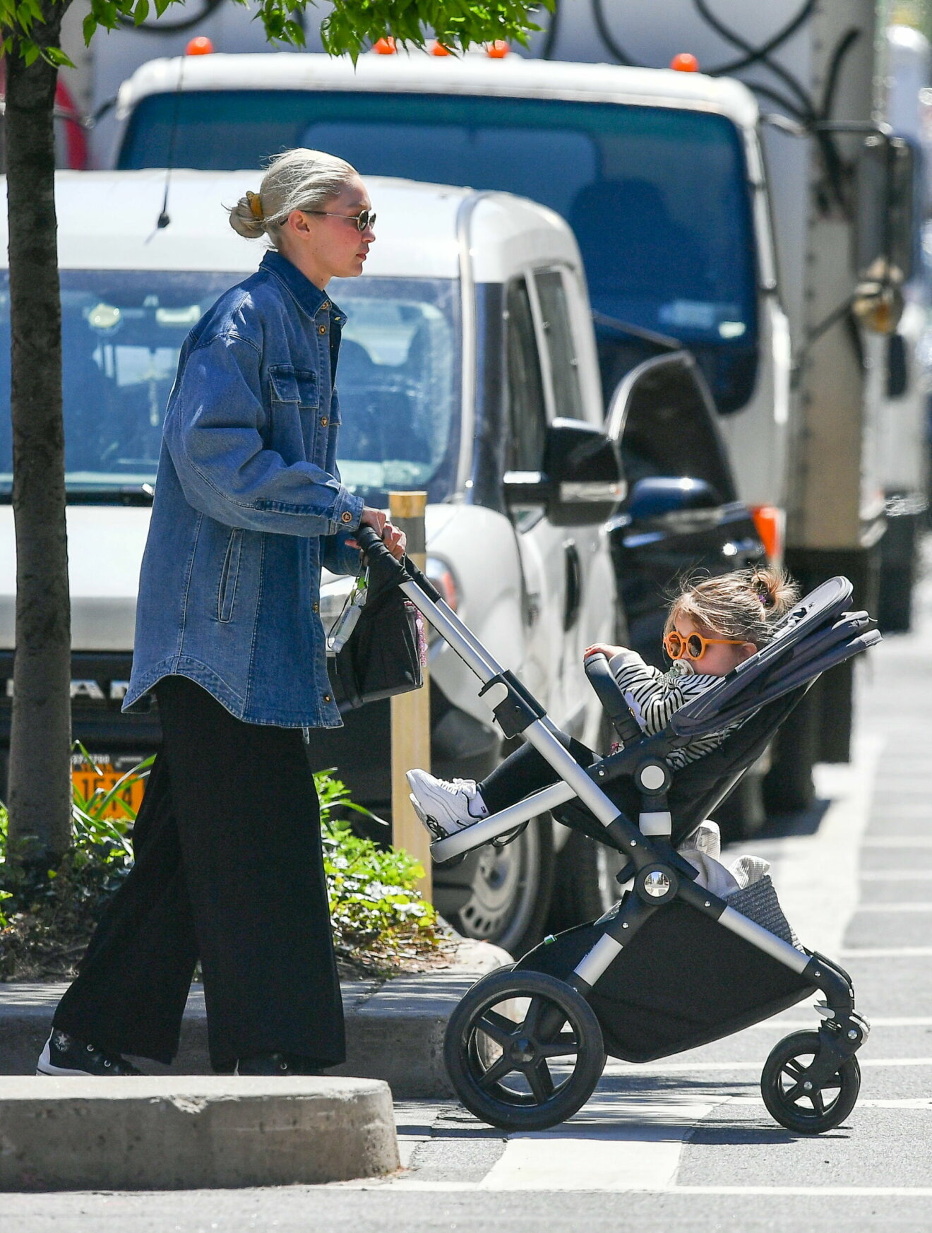 Gigi Hadid ute på stan med dotter Khai i barnvagnen.