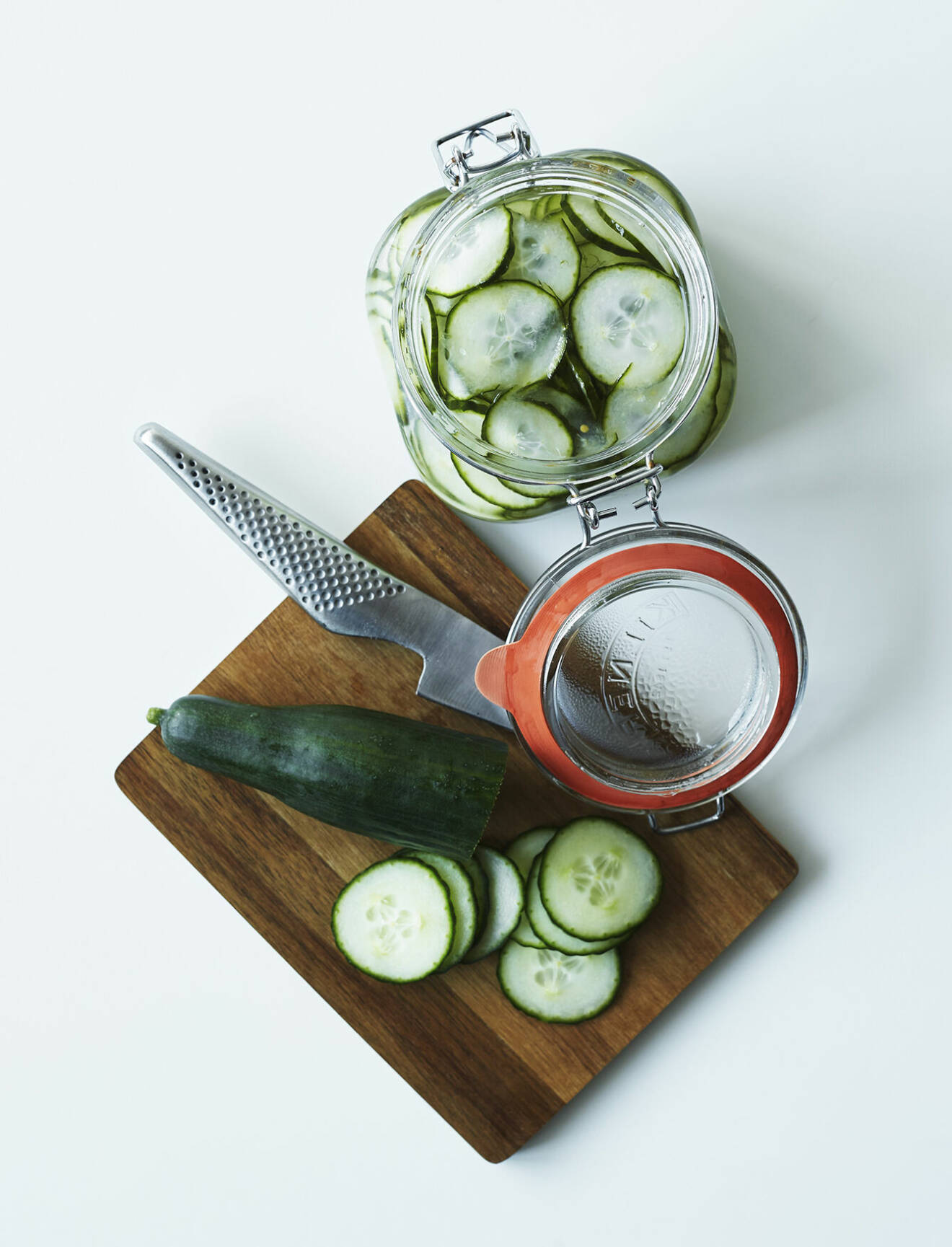 Steg 1 – börja med att pickla gurkan och låt dra minst 1 timme