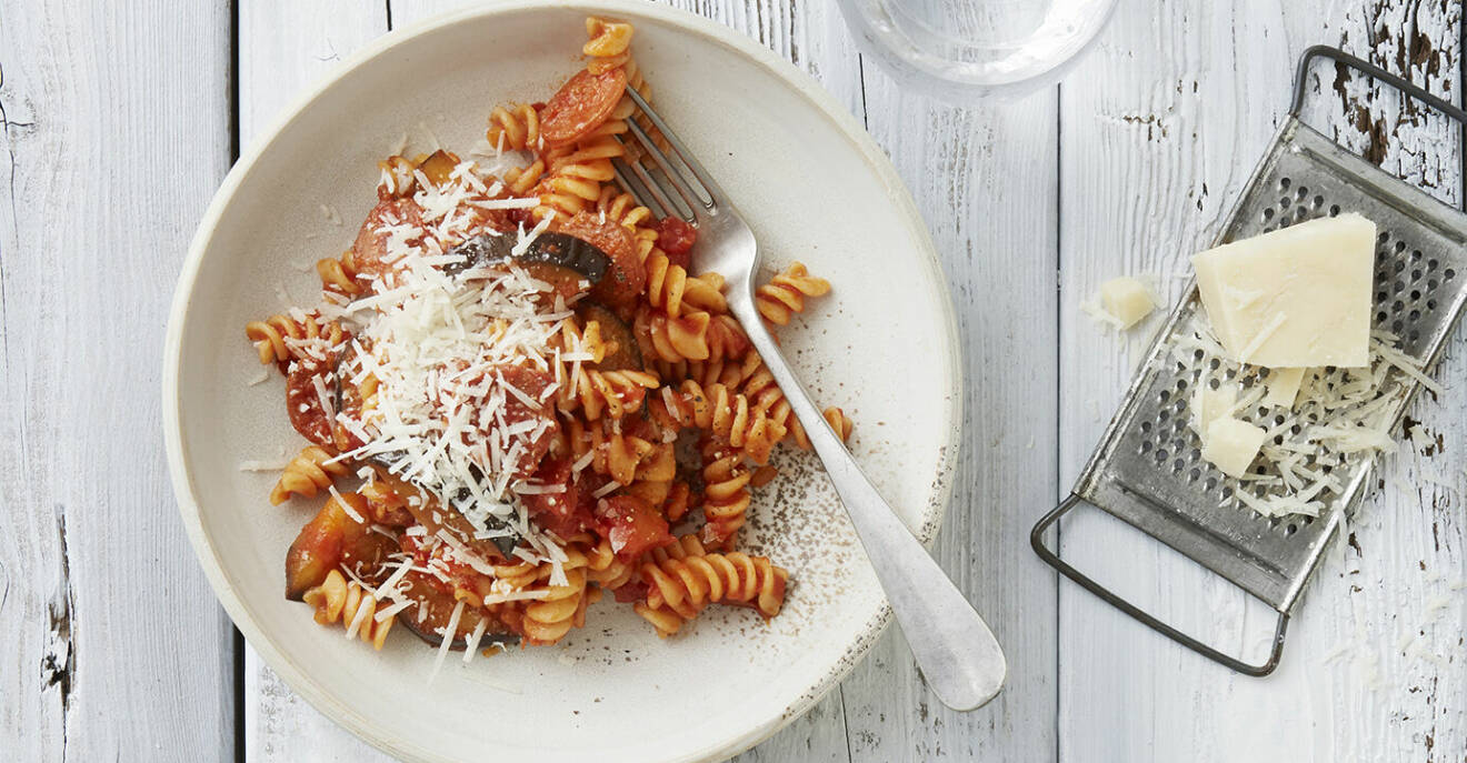 Recept på pasta med mustig tomat- och chorizosås