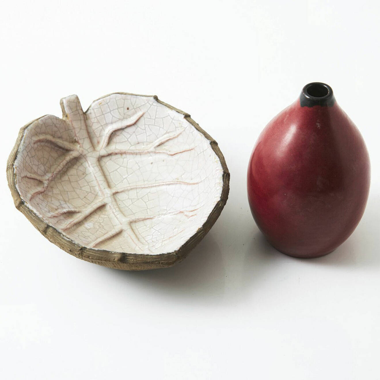 Fat i form av löv samt vas, glaserat lergods, båda av Hildur Haggård, en av Gustav Broströms favoriter, Stockholms auktionsverk.