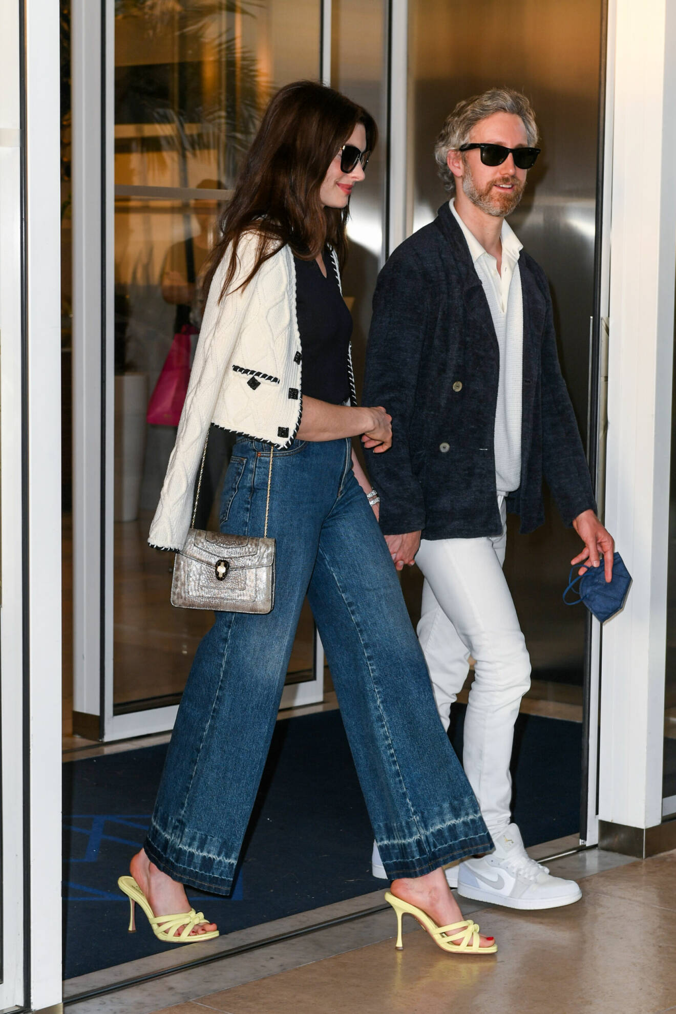Anne Hathaway bär jeans och kofta i Cannes
