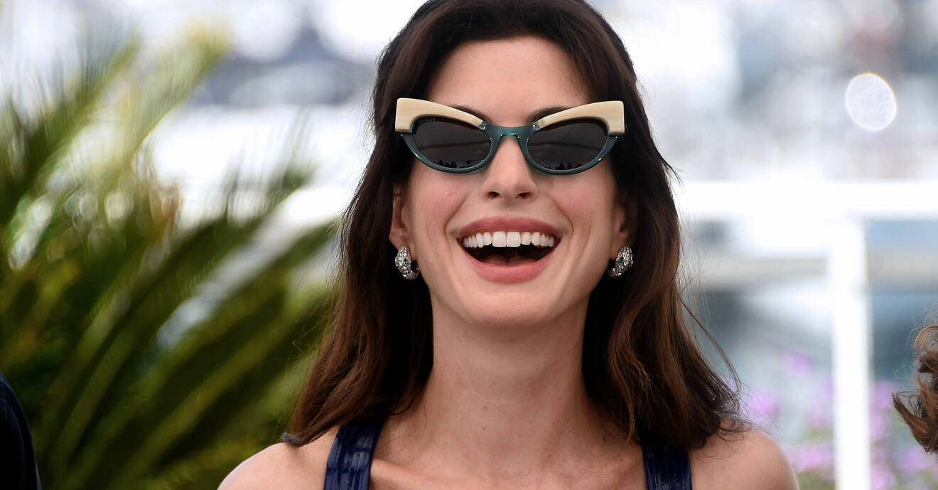 Anne Hathaway bär klänning från Gucci och solglasögon i Cannes