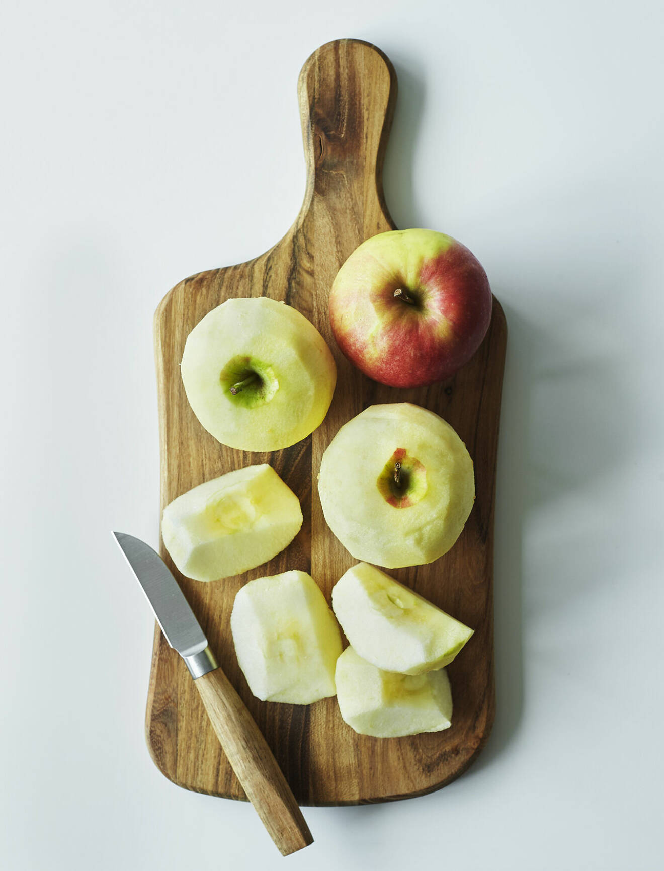 Steg 2 – skala äpplen och skär i grova klyftor