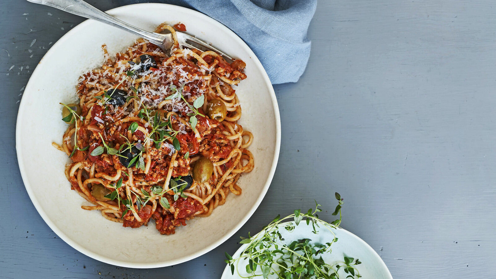 Recept på spaghetti med kyckling, tomat, oliver och timjan | ELLE