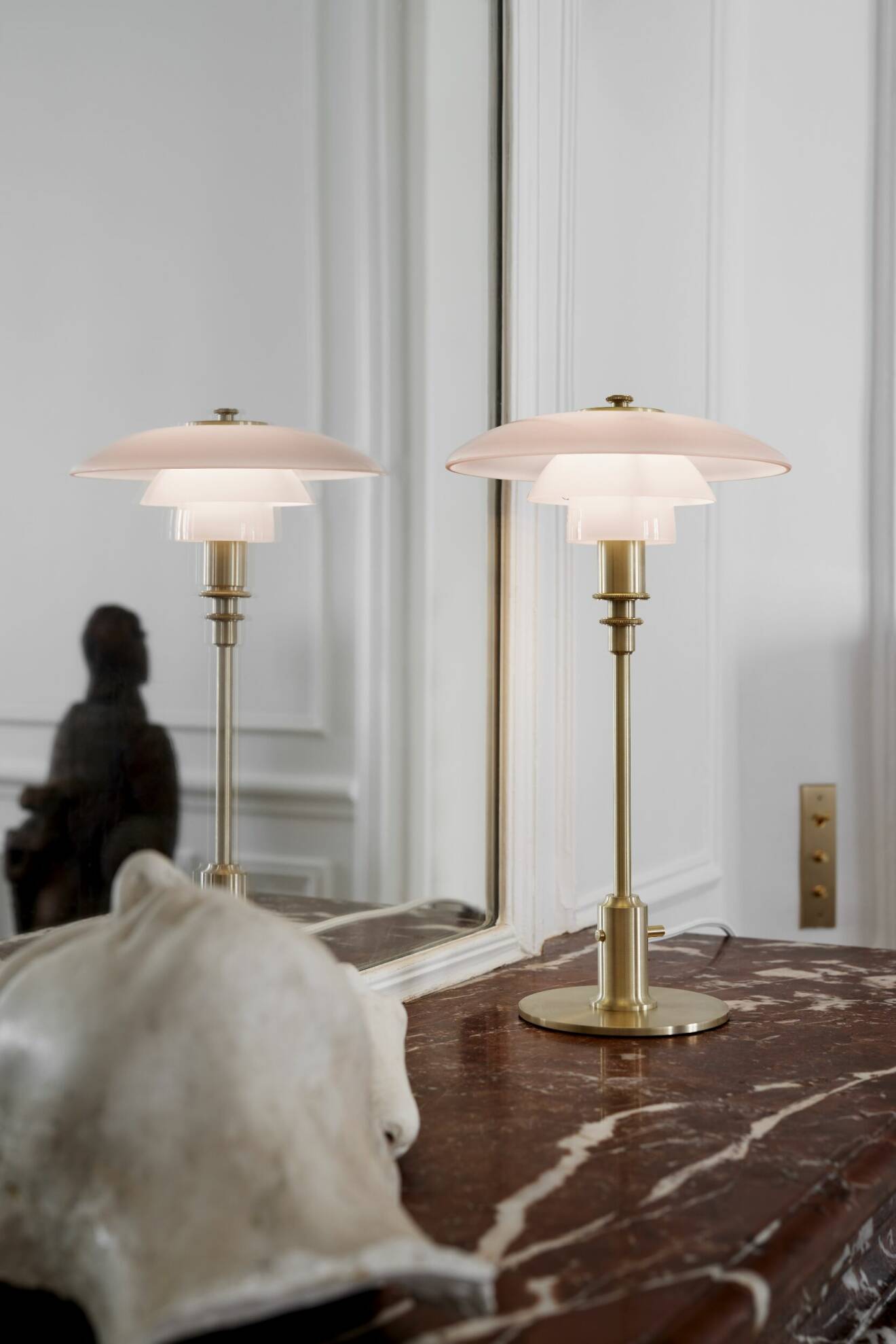 Louis Poulsens klassiska PH-lampa, designad av Poul Henningsen, kommer i ljusrosa.